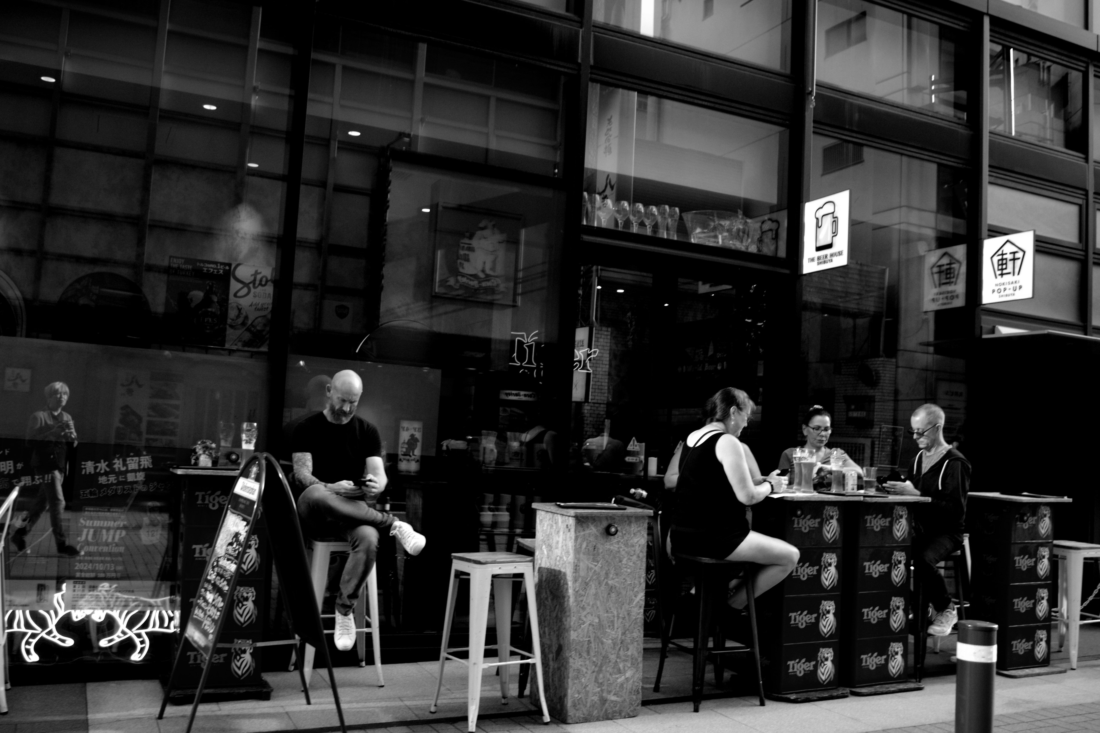 Foto in bianco e nero di persone che si rilassano all'esterno di un caffè