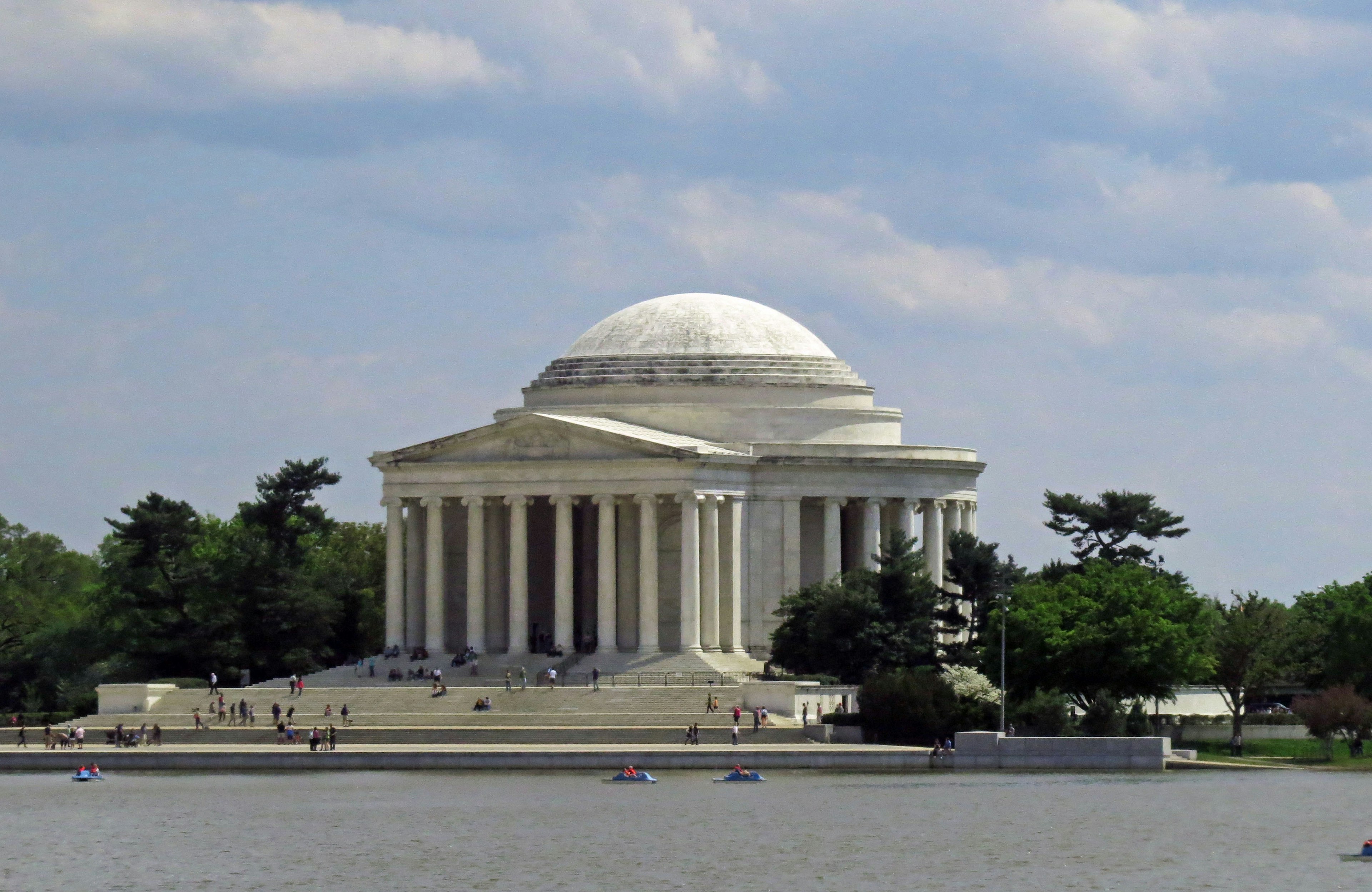 Monumen Thomas Jefferson dengan kubah putih dan kolom di tepi air