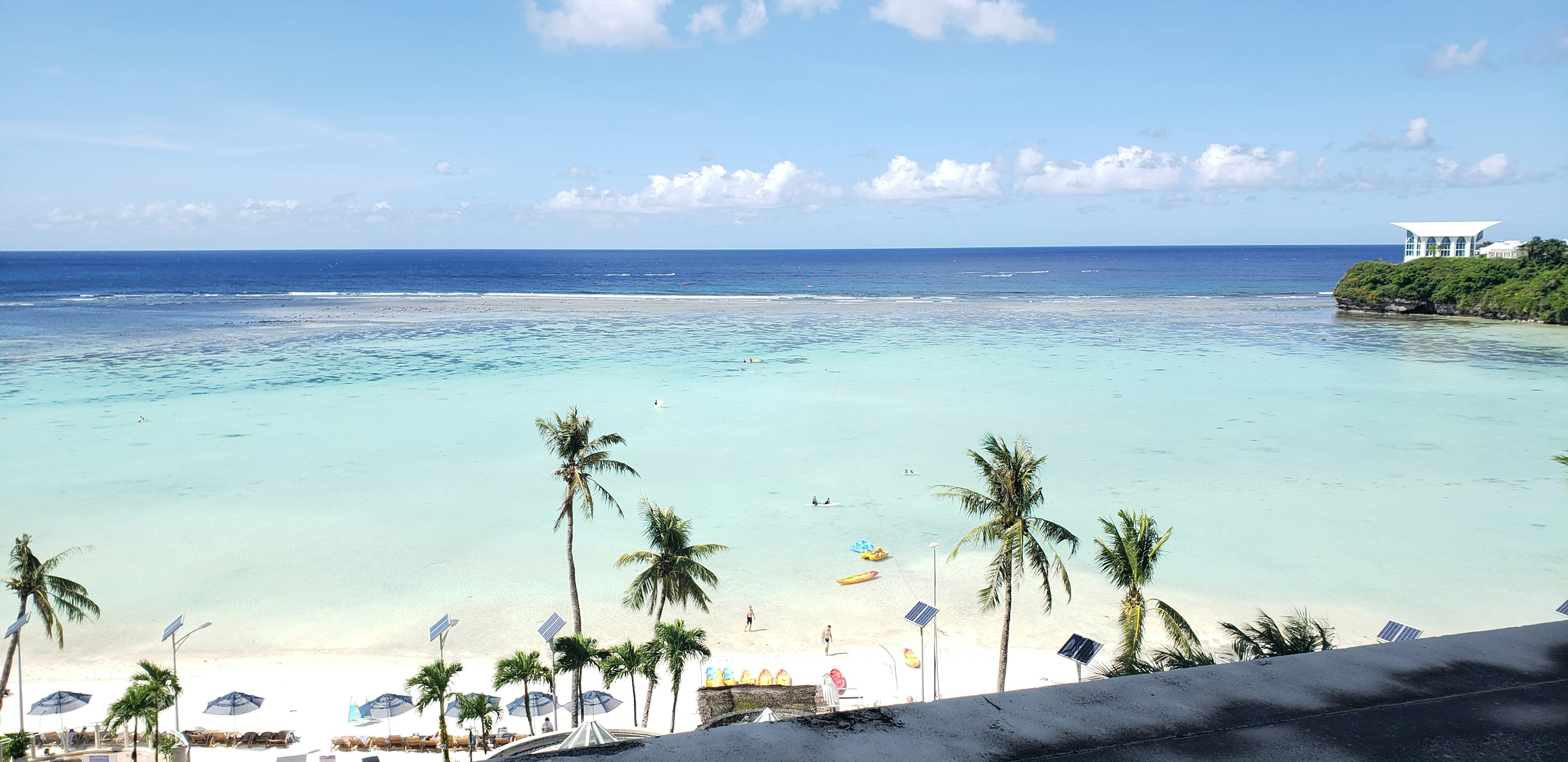 ทิวทัศน์สวยงามของชายหาดรีสอร์ทกับมหาสมุทรสีน้ำเงินและชายหาดสีขาว