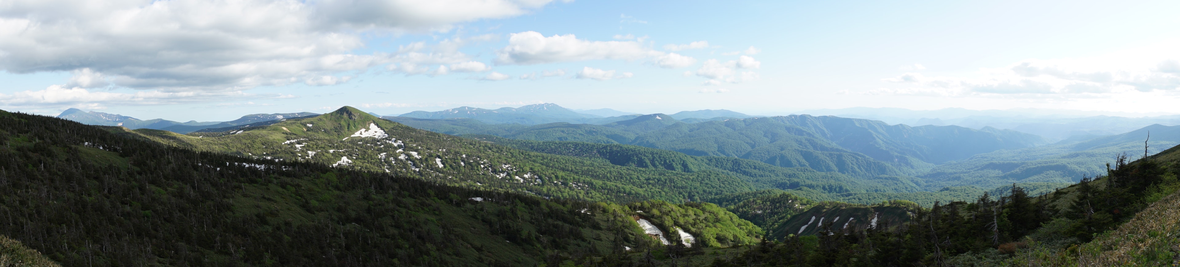 Vista panoramica di vaste montagne sotto un cielo blu