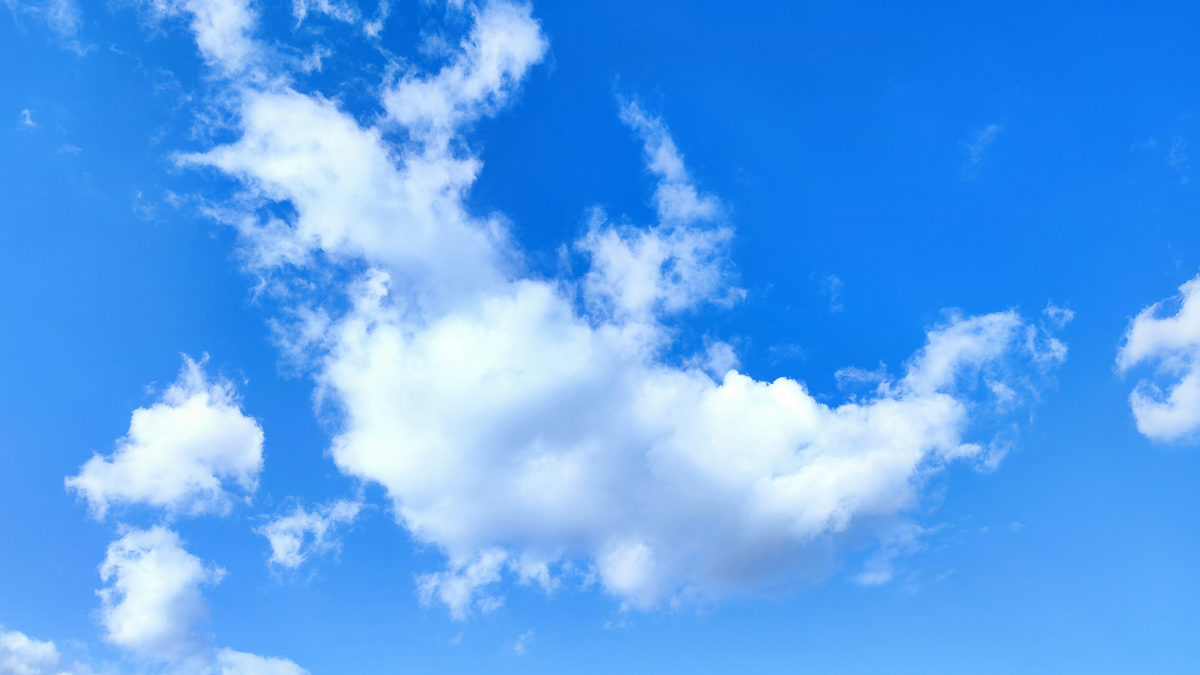 Pemandangan awan putih mengapung di langit biru