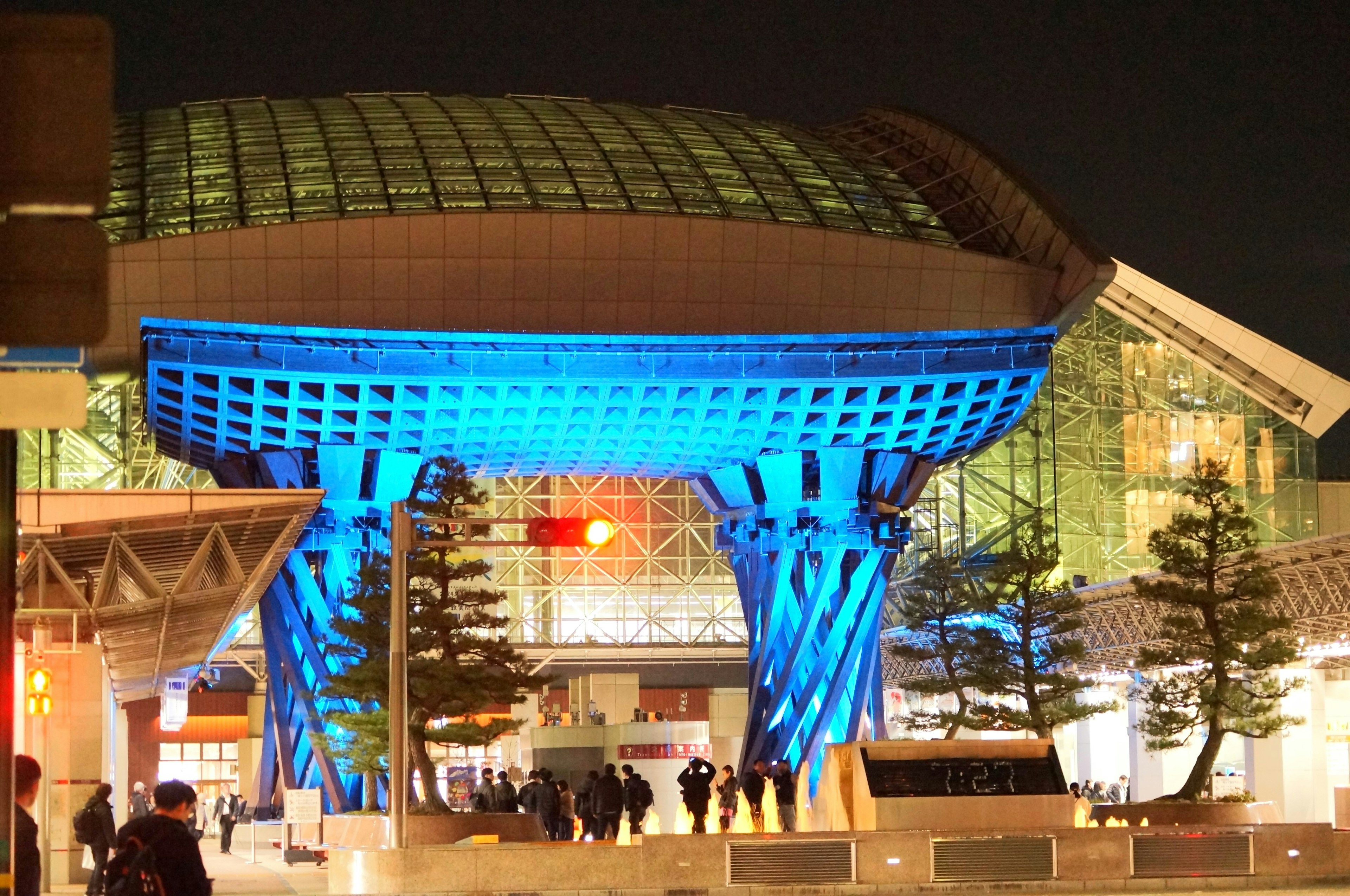 21. Jahrhundert Museum Kanazawa nachts beleuchtet mit blauen Lichtern und einzigartiger Architektur