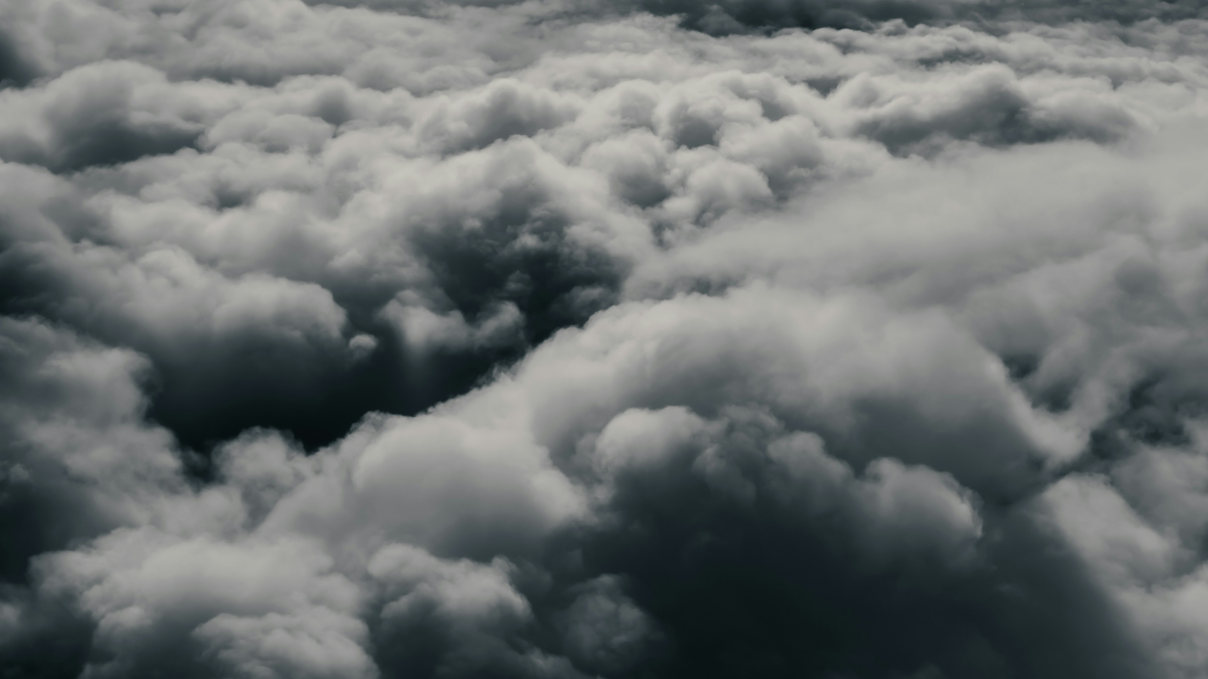 Luftaufnahme von dichten und flauschigen dunklen Wolken