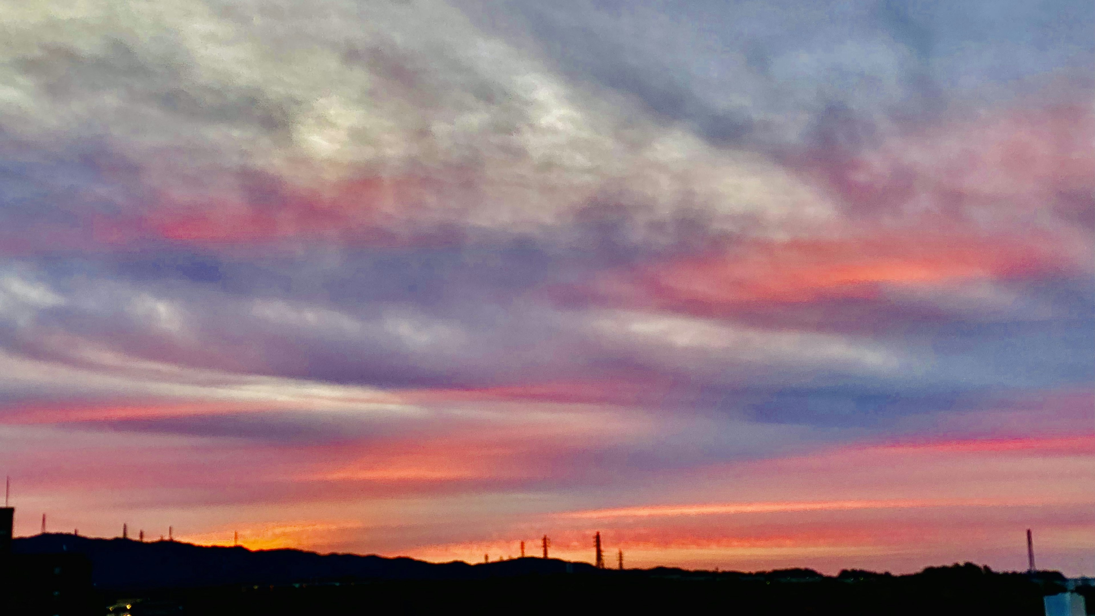 Cielo de atardecer vibrante con nubes coloridas y horizonte