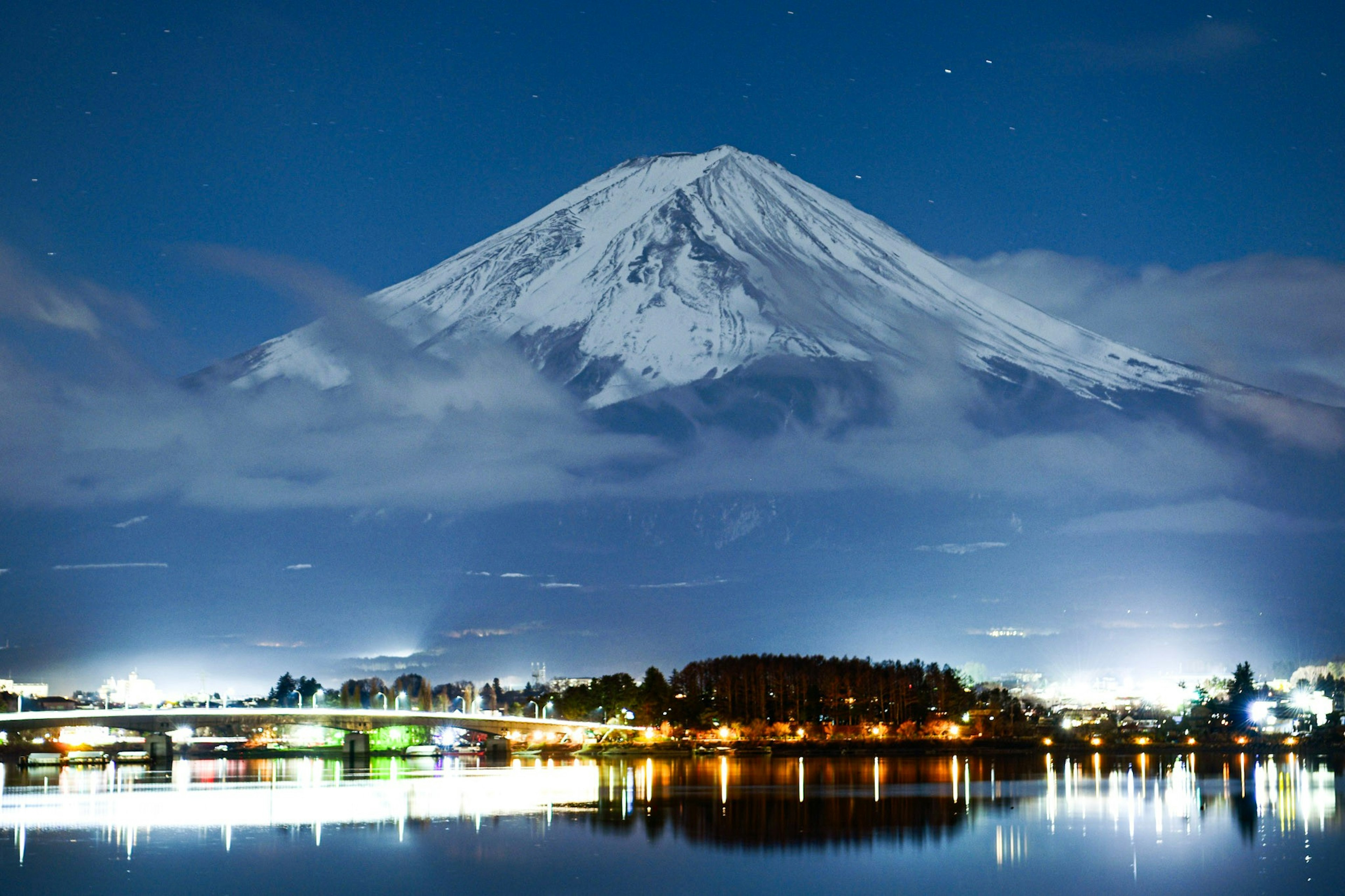 夜の富士山と静かな湖の風景