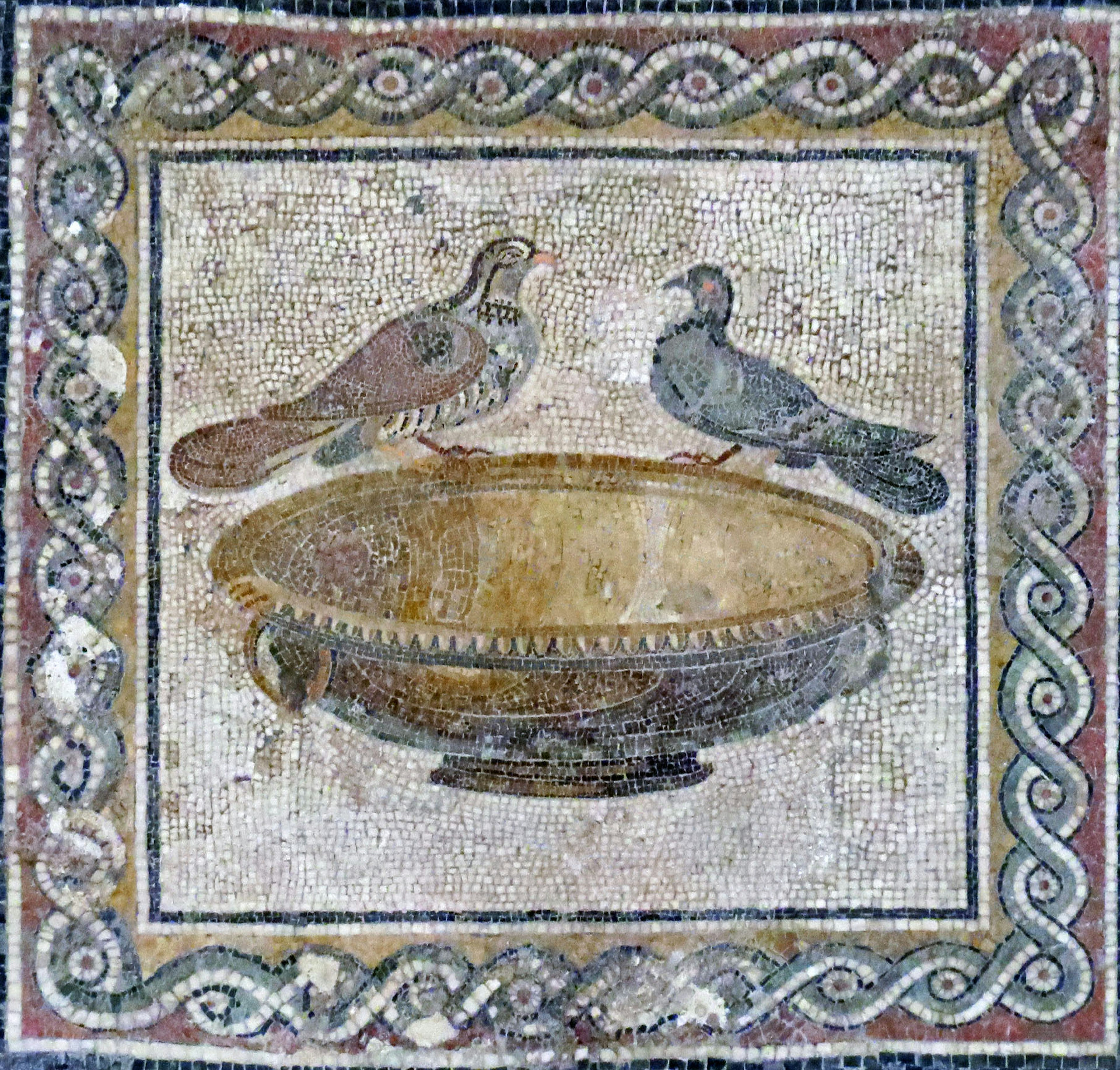 Art mosaïque ancien avec deux oiseaux et un bol décoratif au centre