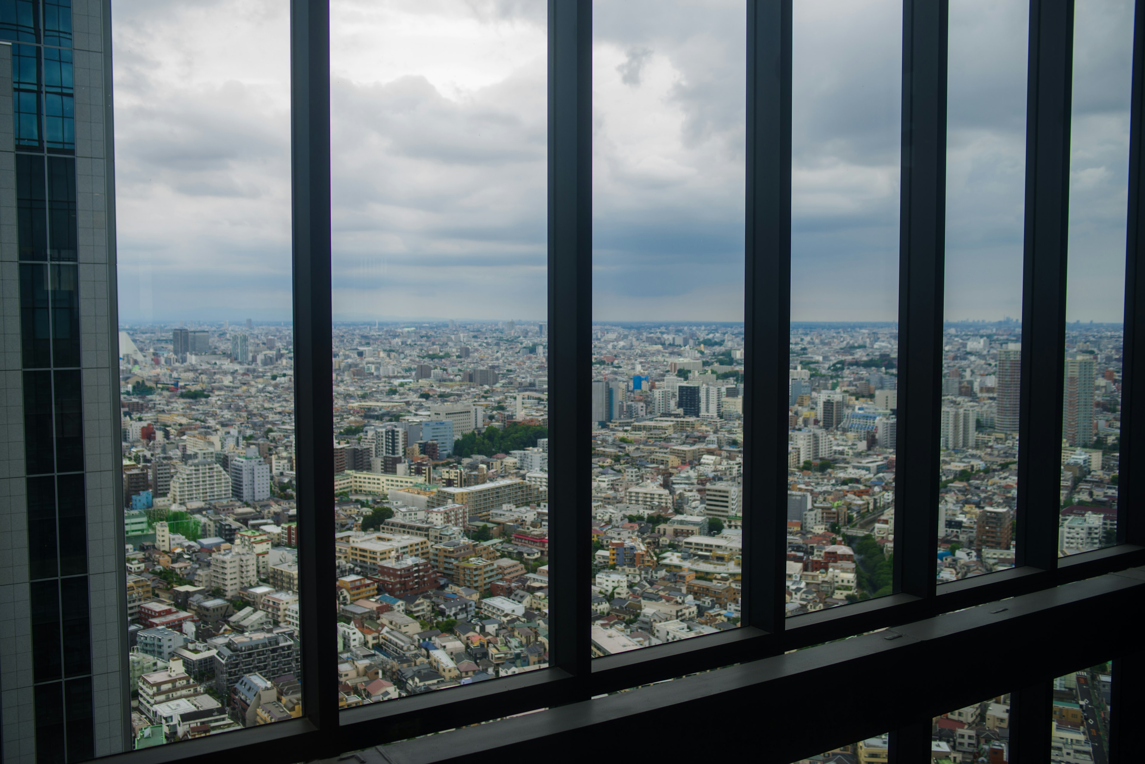 Vista panoramica della città dalla finestra di un grattacielo