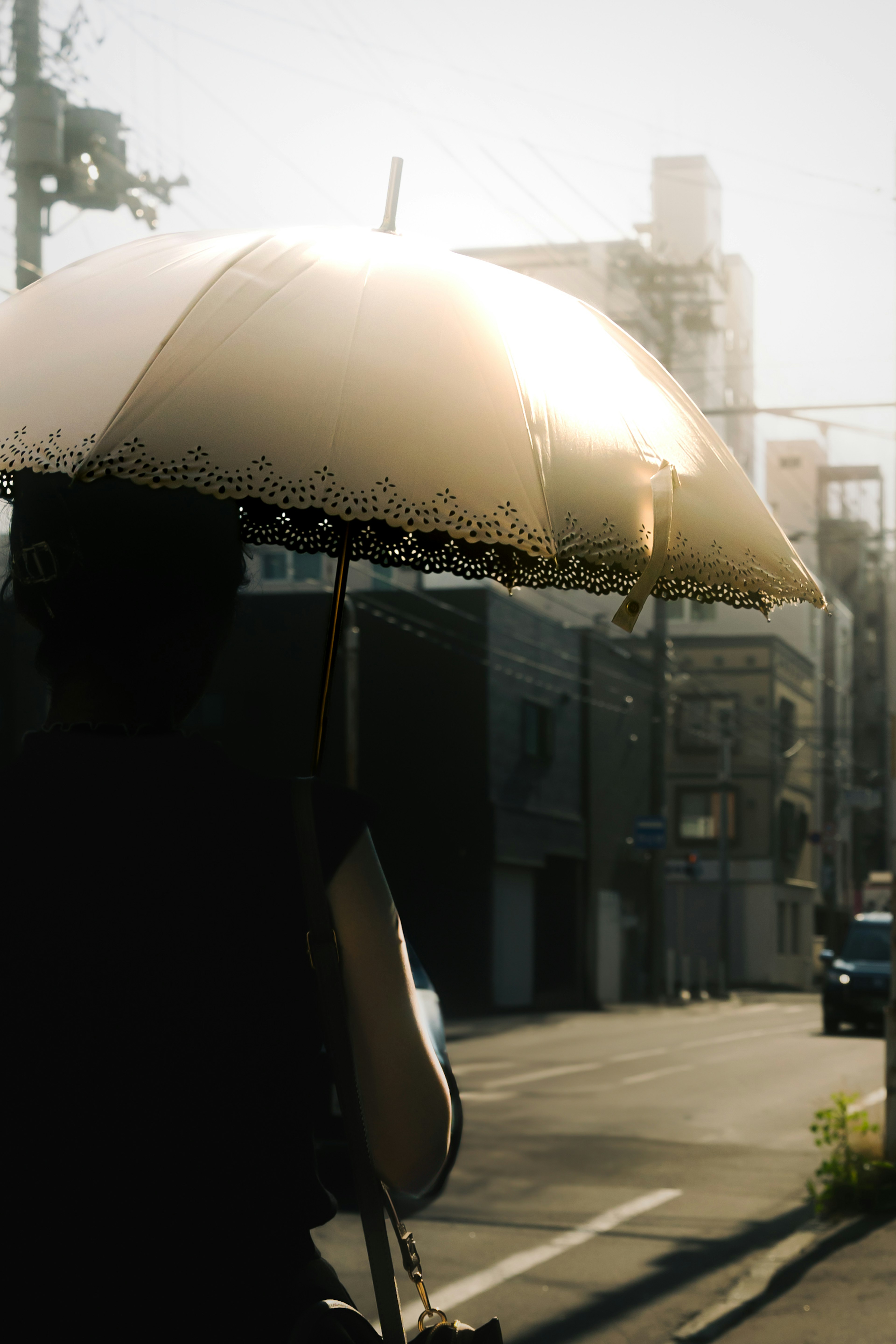 Eine Person, die auf der Straße mit einem Regenschirm geht