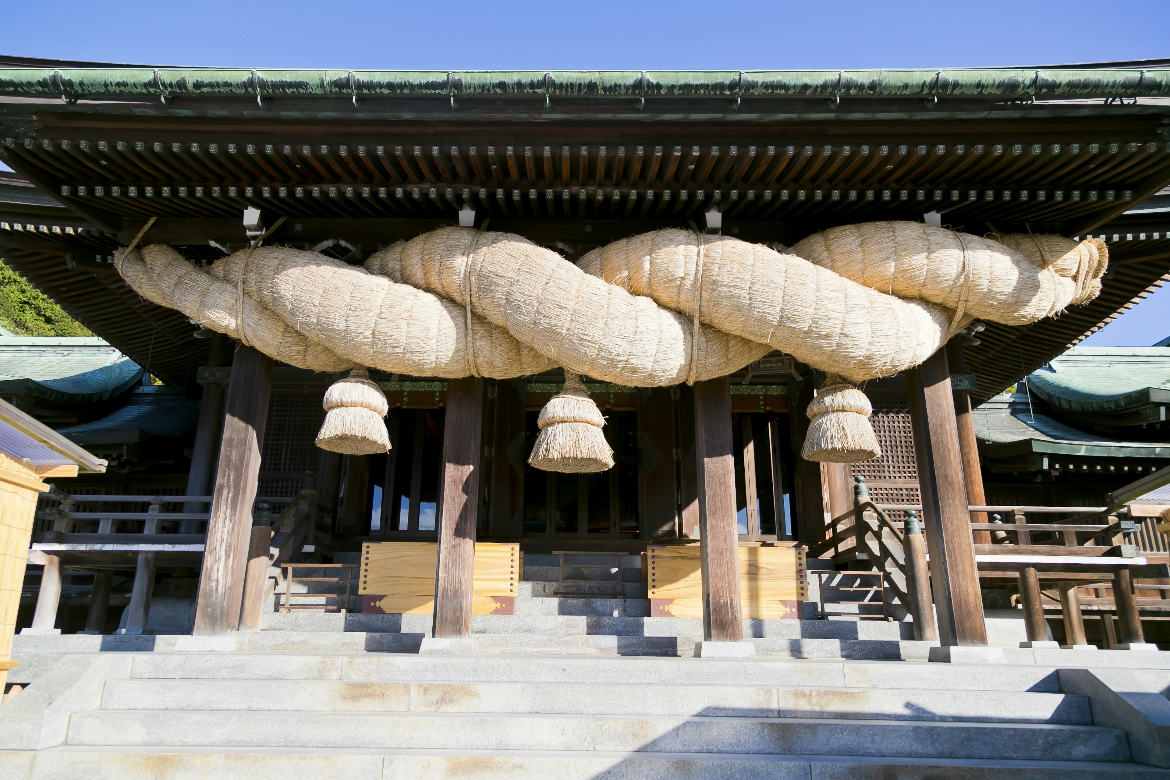 神社的宏伟入口和独特的绳索装饰