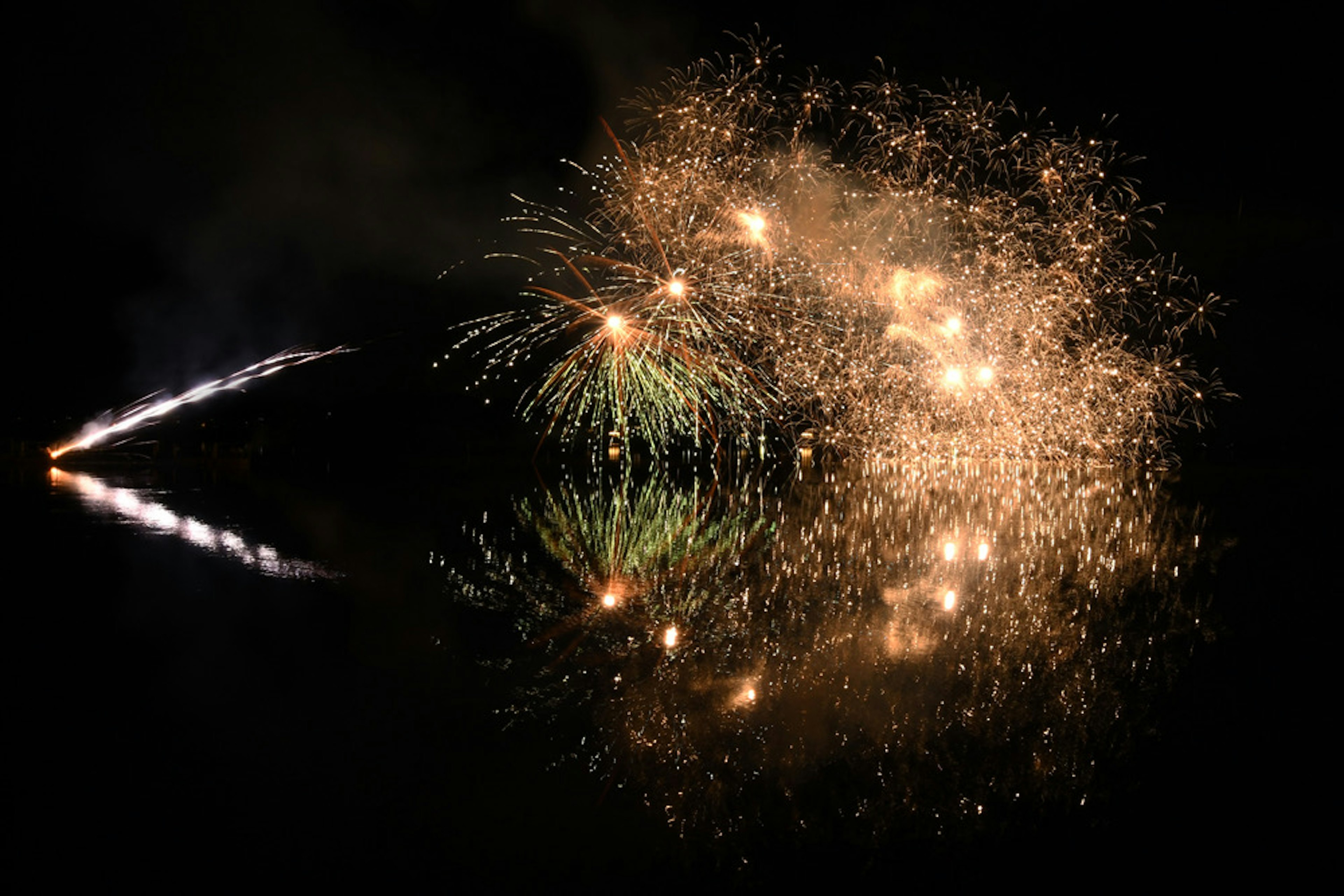 夜空に広がる花火の美しい反射