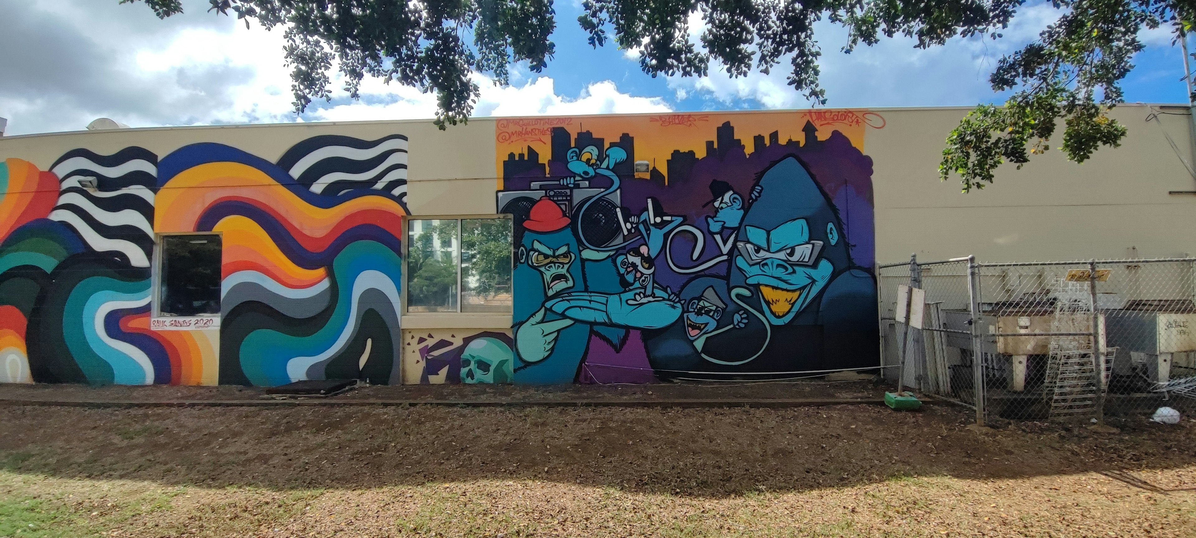 Nghệ thuật graffiti đầy màu sắc trên tường với thiết kế sống động và yếu tố đô thị