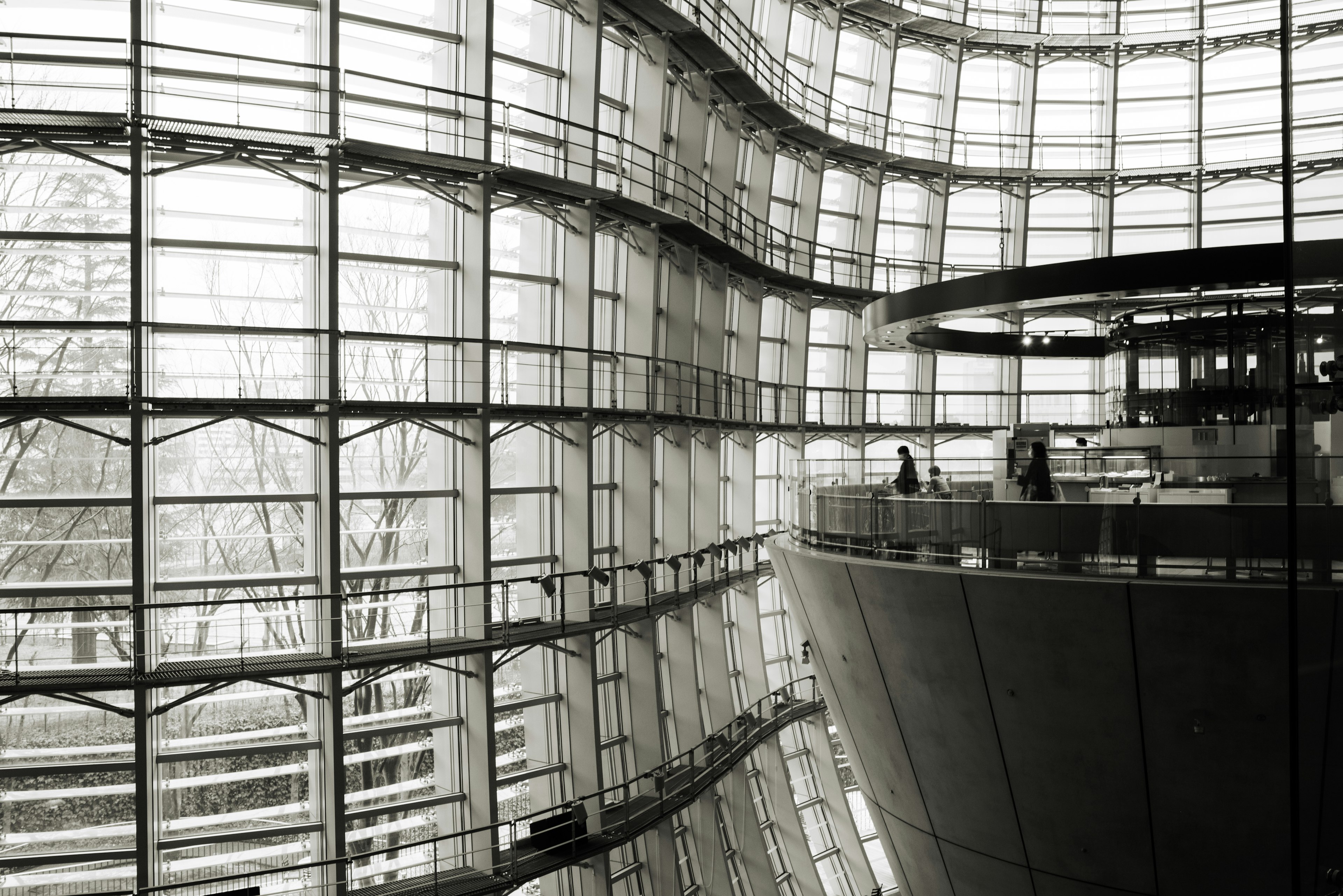 Interior de un edificio moderno con paredes de vidrio y diseño curvado