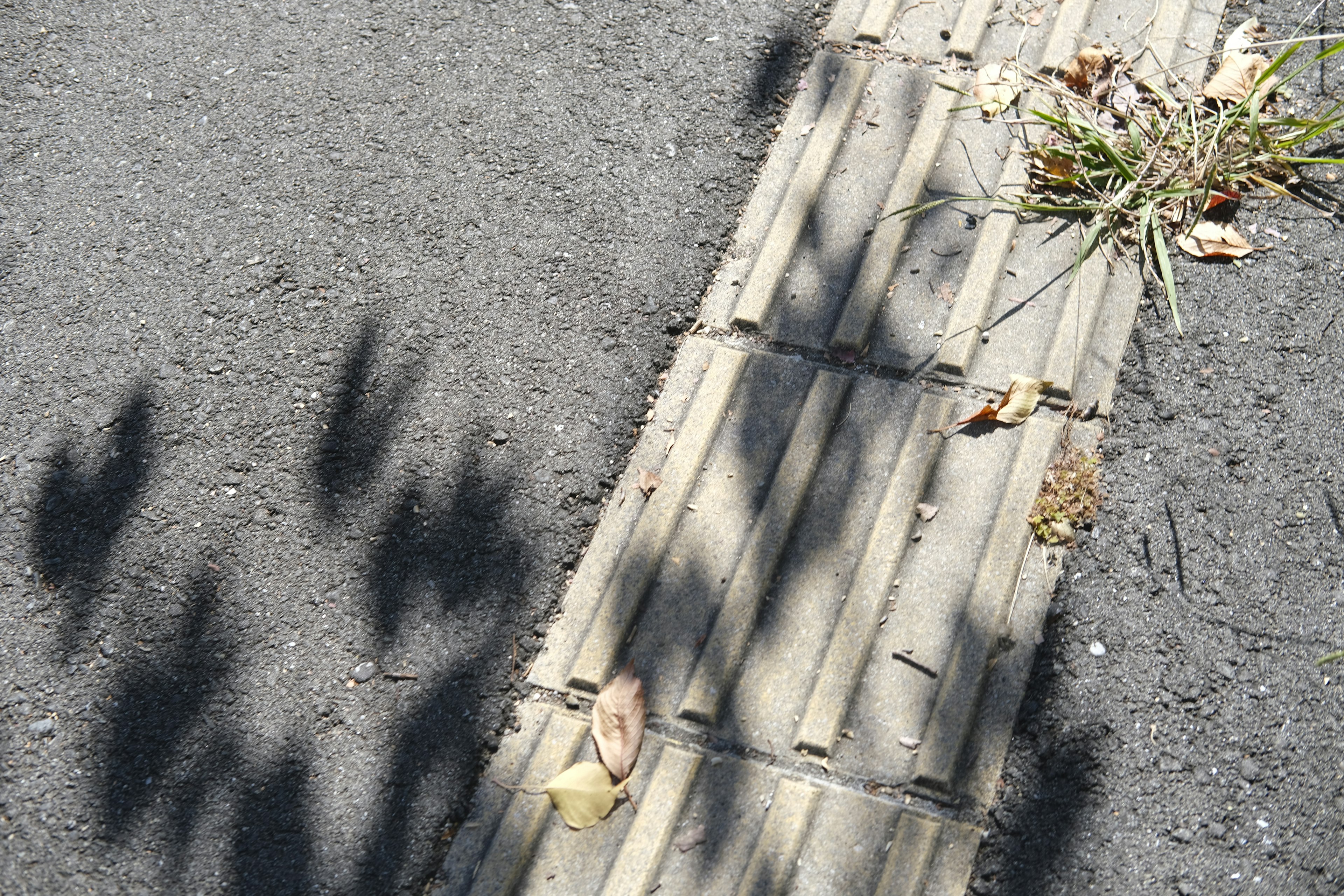 Pavé texturé avec motif de carreaux et ombres