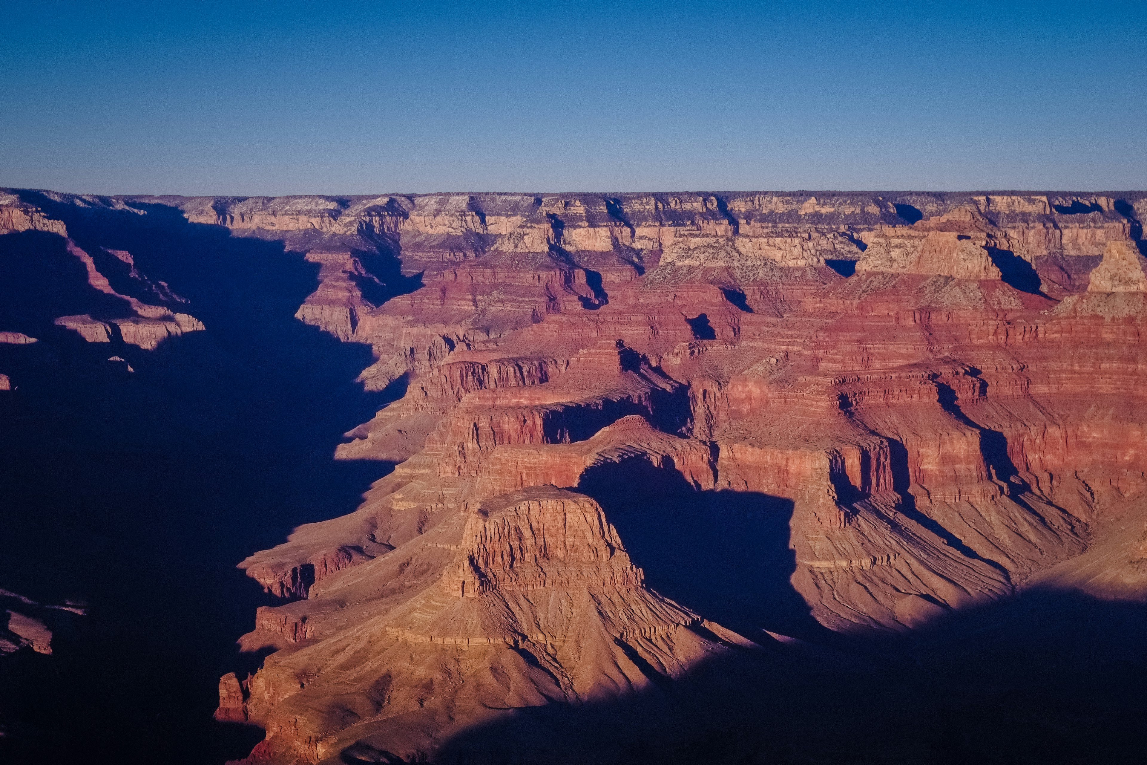 Pemandangan sore yang menakjubkan dari Grand Canyon dengan lapisan batu merah dan oranye yang cerah