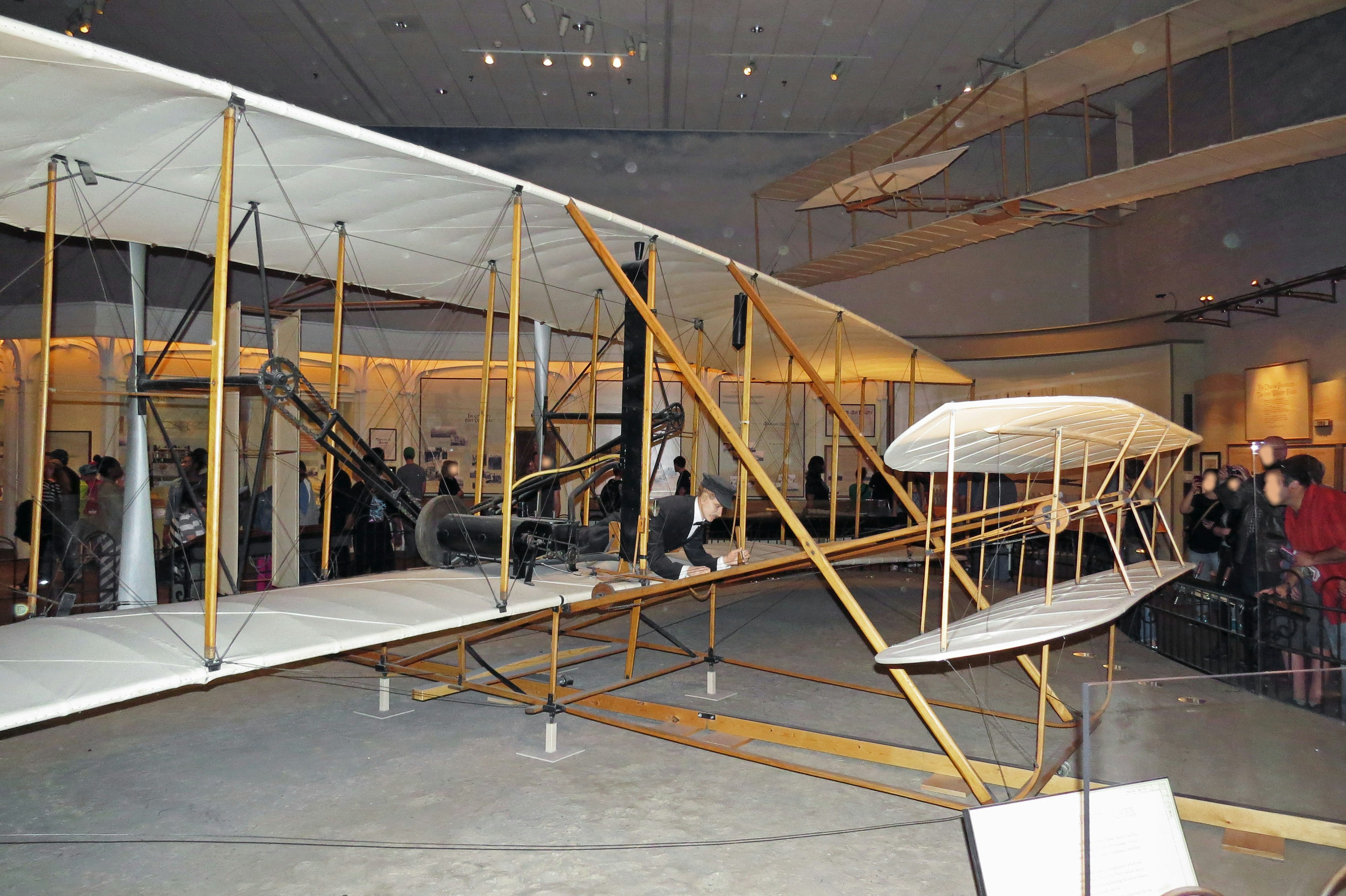 Intérieur d'un musée présentant l'avion précoce des frères Wright