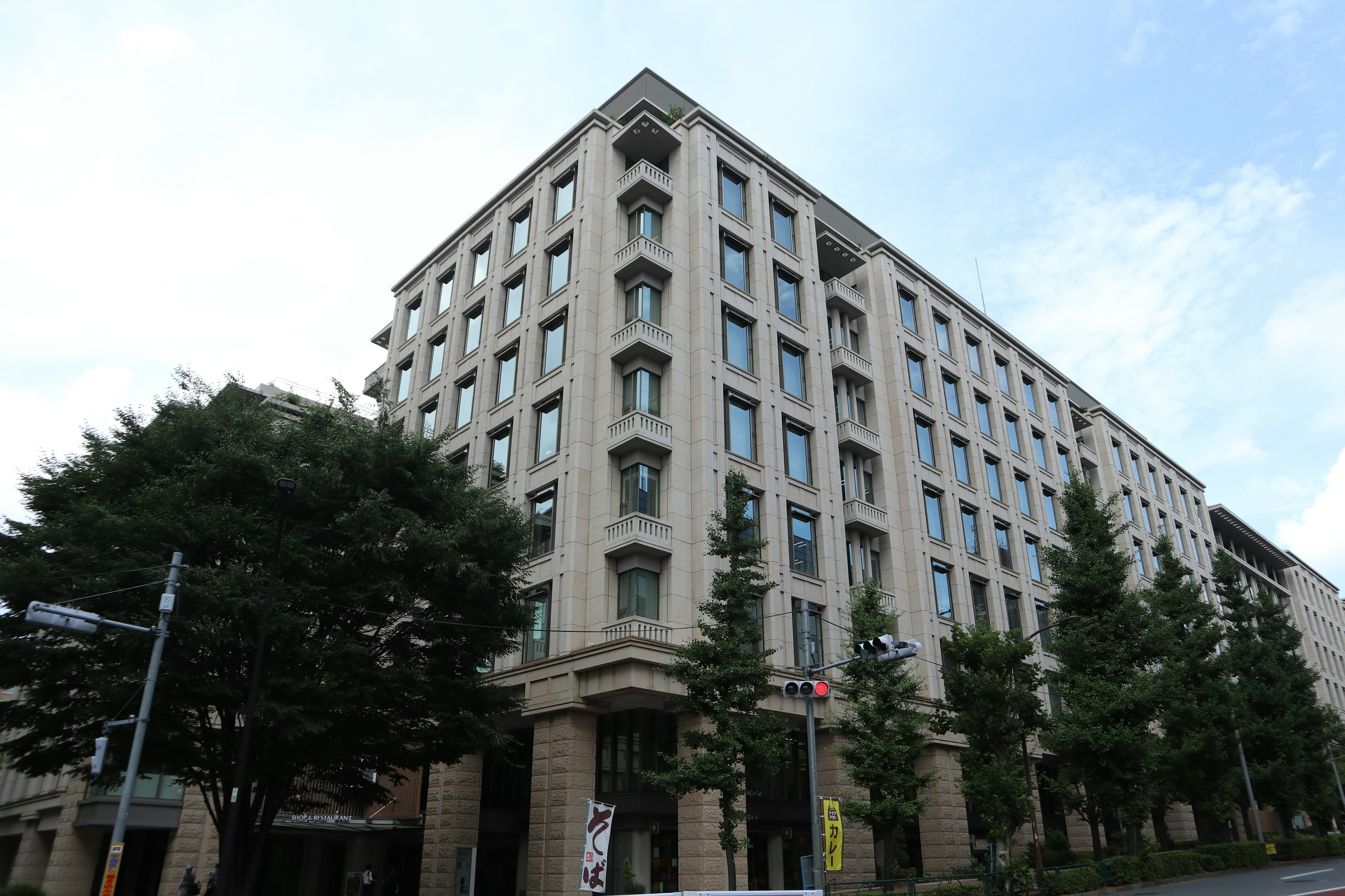 Edificio de oficinas moderno con exterior distintivo