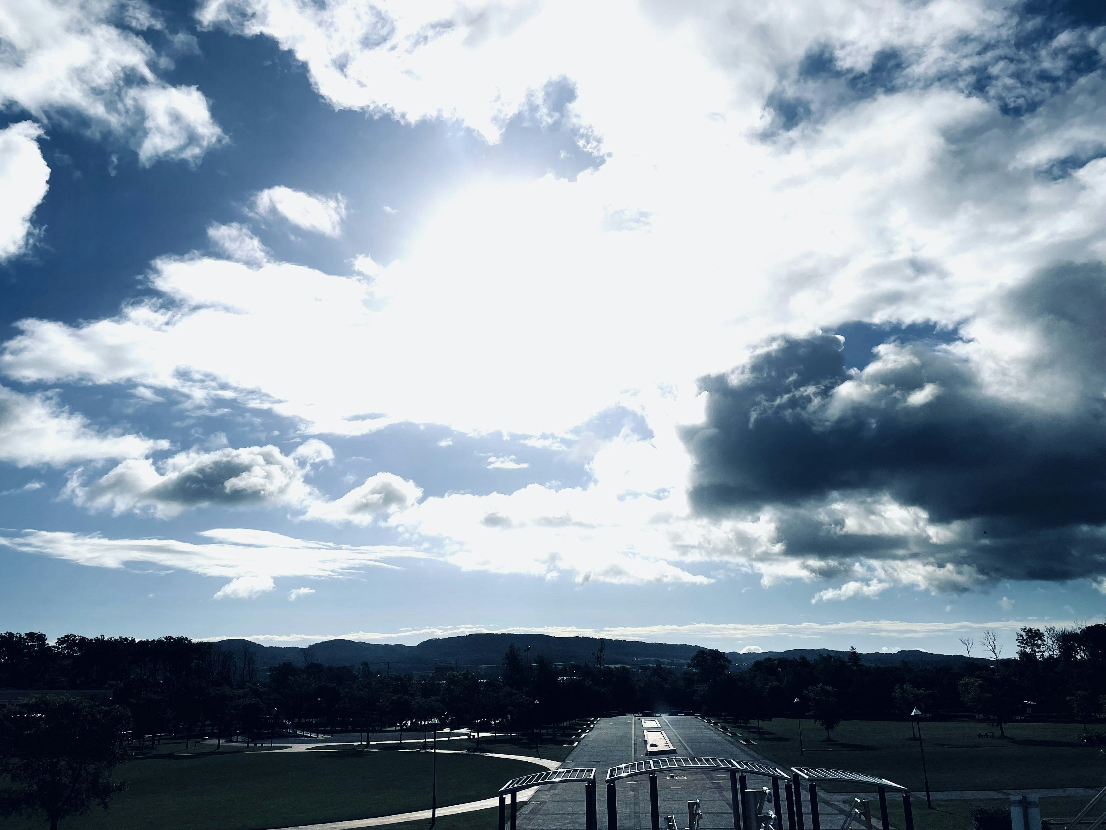 Landschaft mit blauem Himmel und Wolken strahlende Sonne