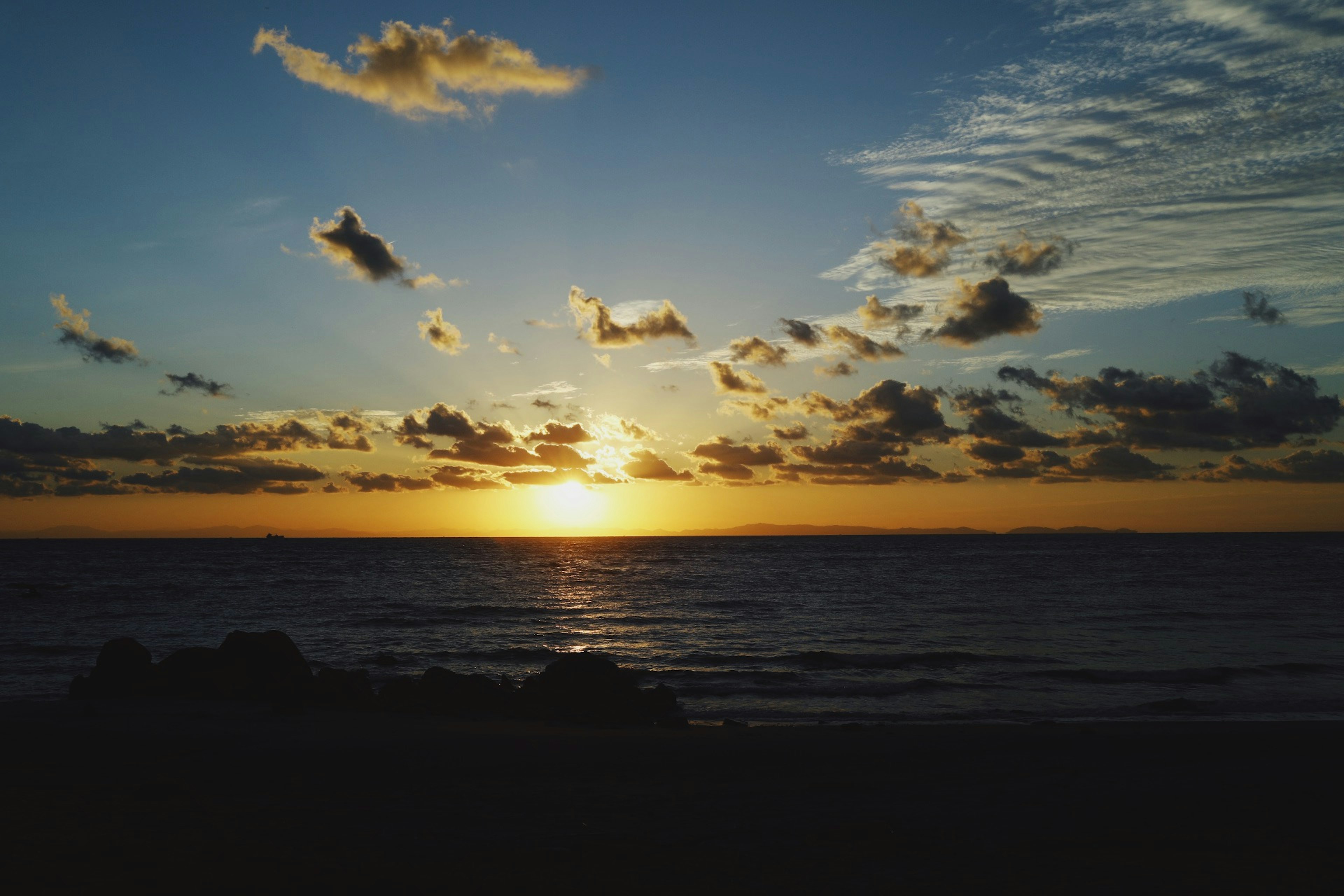 美しい夕日の海の風景 光が水面に反射している