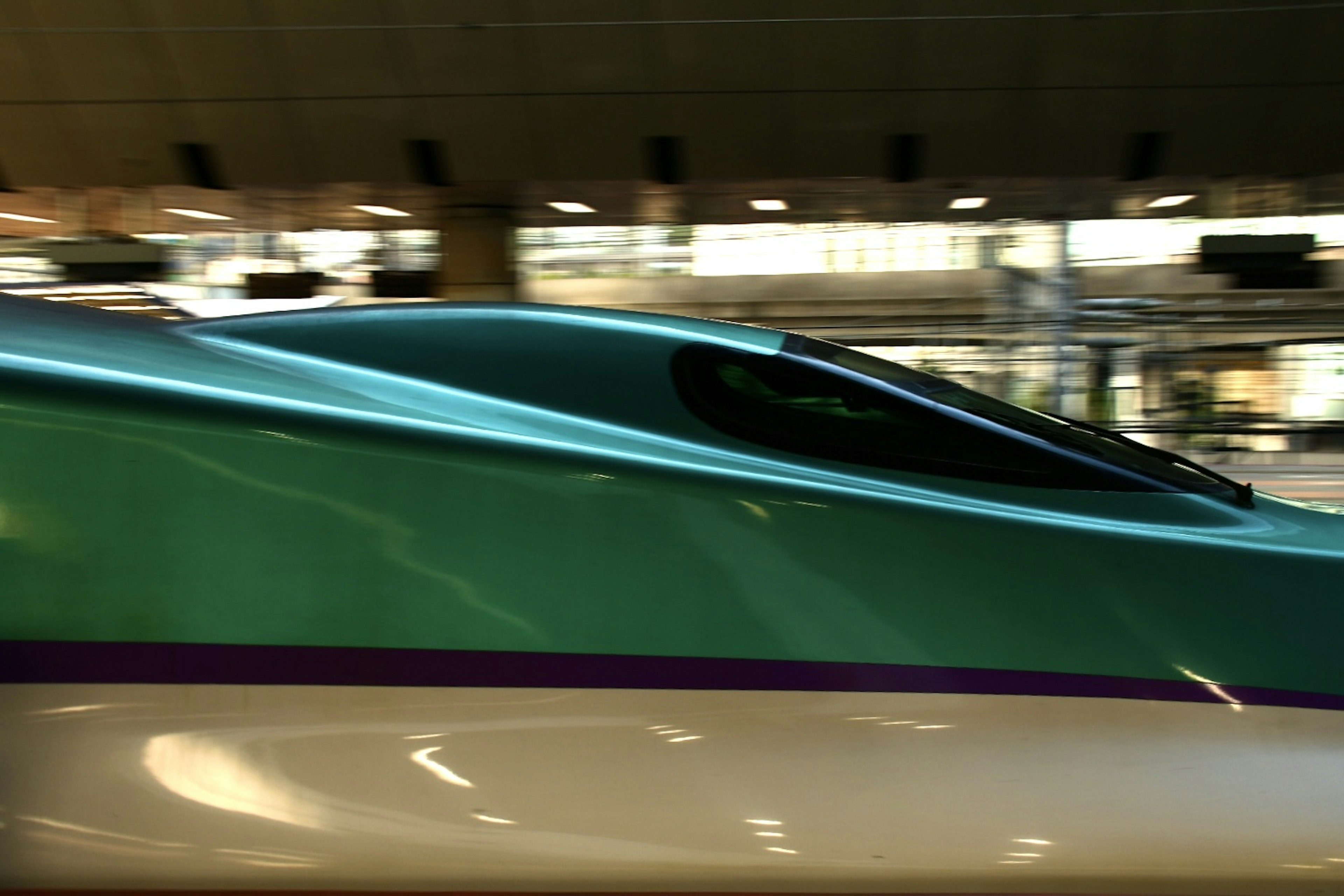 Immagine che mostra il design aerodinamico e lo schema di colori di uno Shinkansen