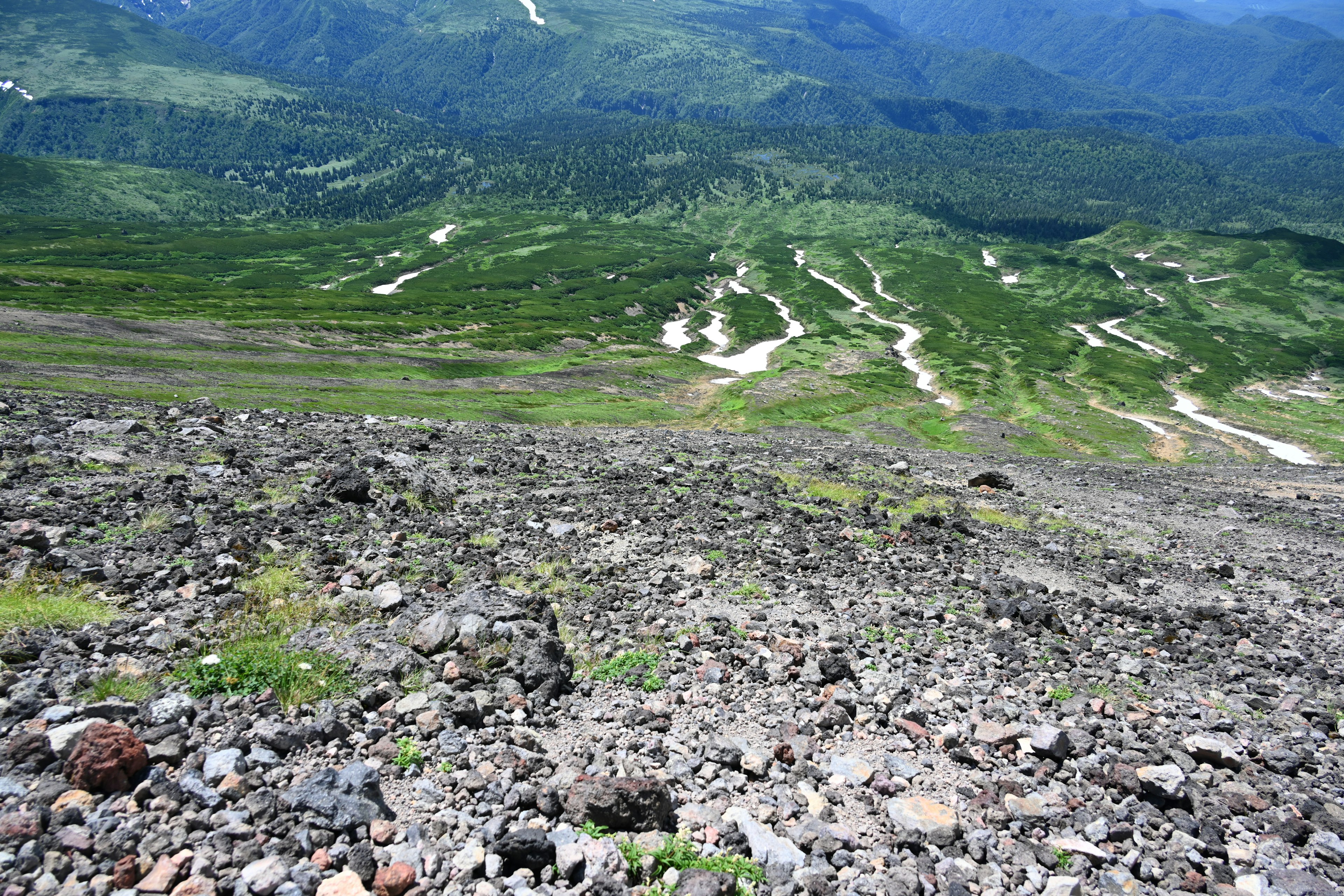 俯瞰山坡的景觀，有岩石和植被