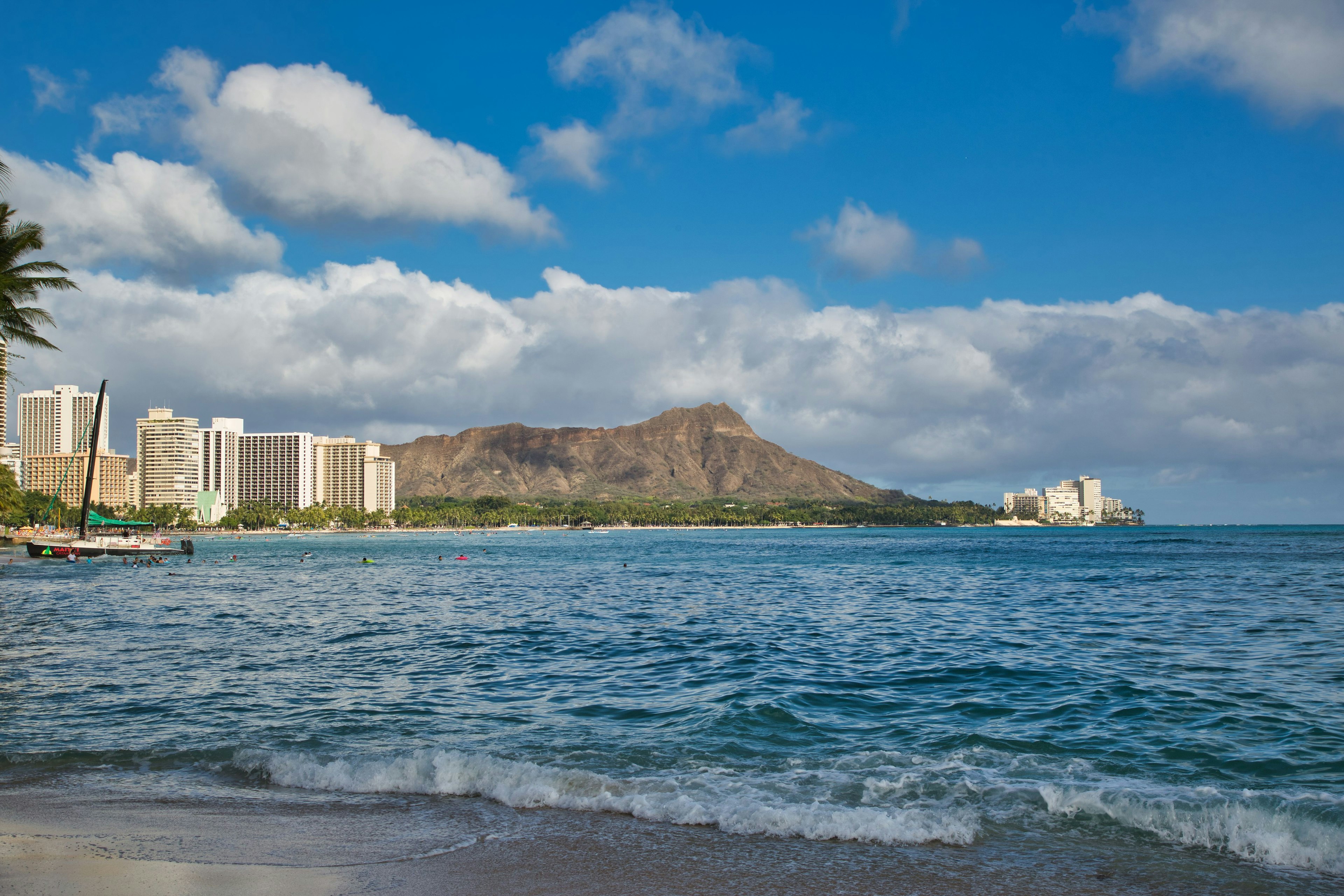 Cảnh biển của bãi biển Waikiki với Diamond Head ở phía sau