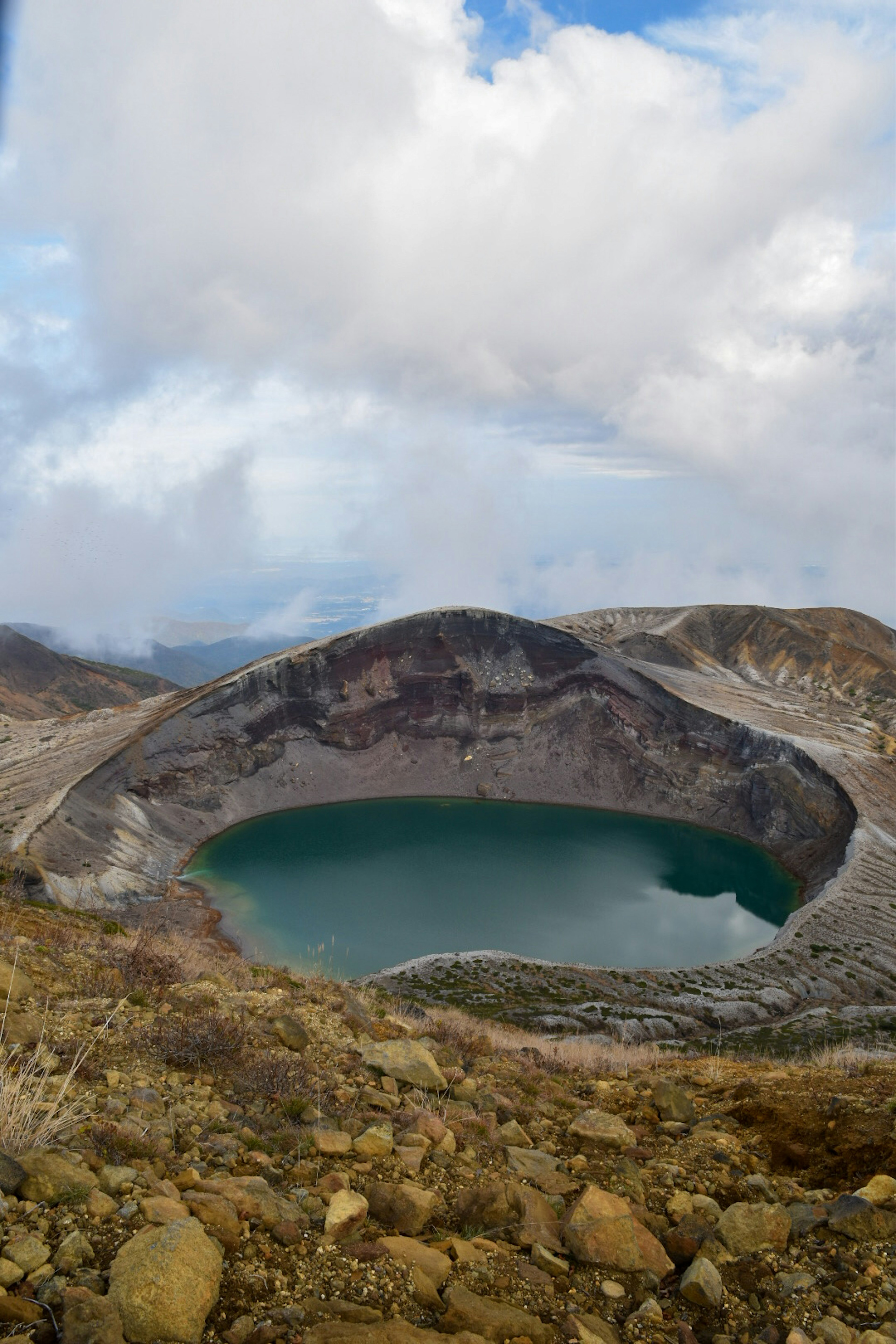 Vue pittoresque d'un lac de cratère entouré de montagnes