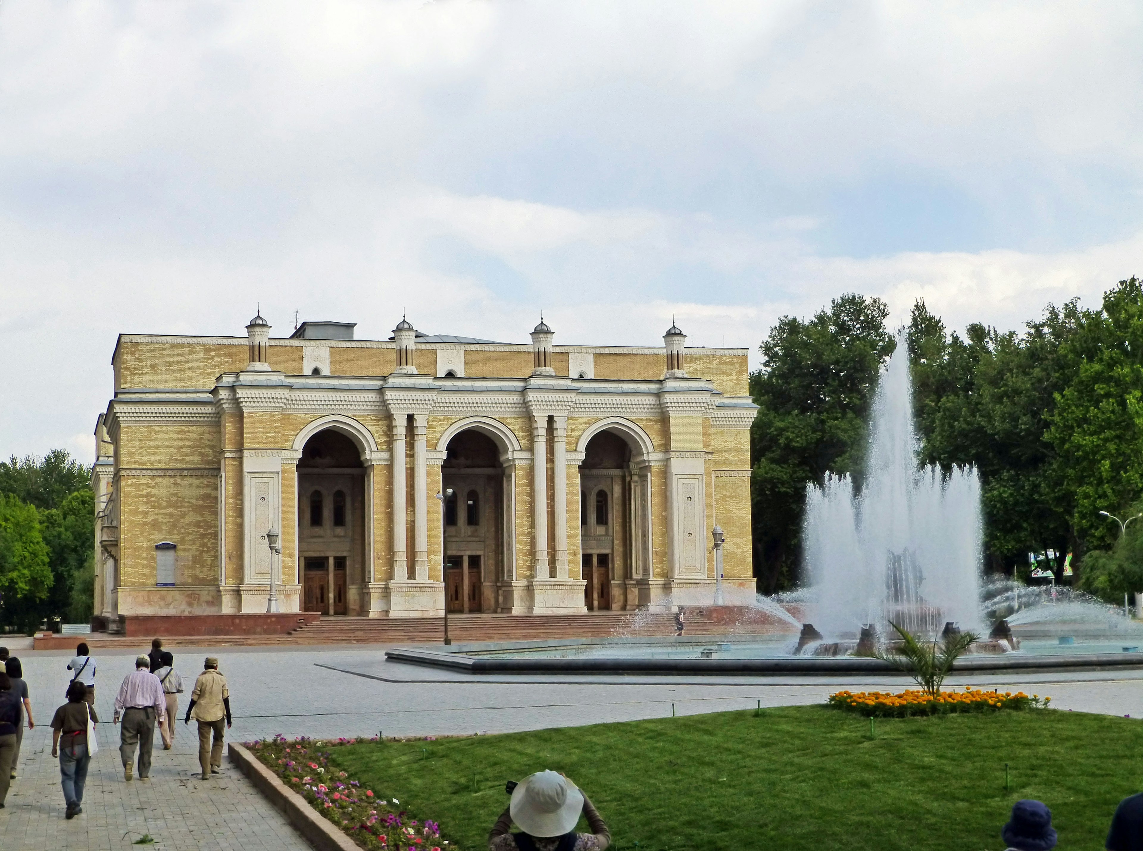 Vista de un parque con fuente y edificio histórico