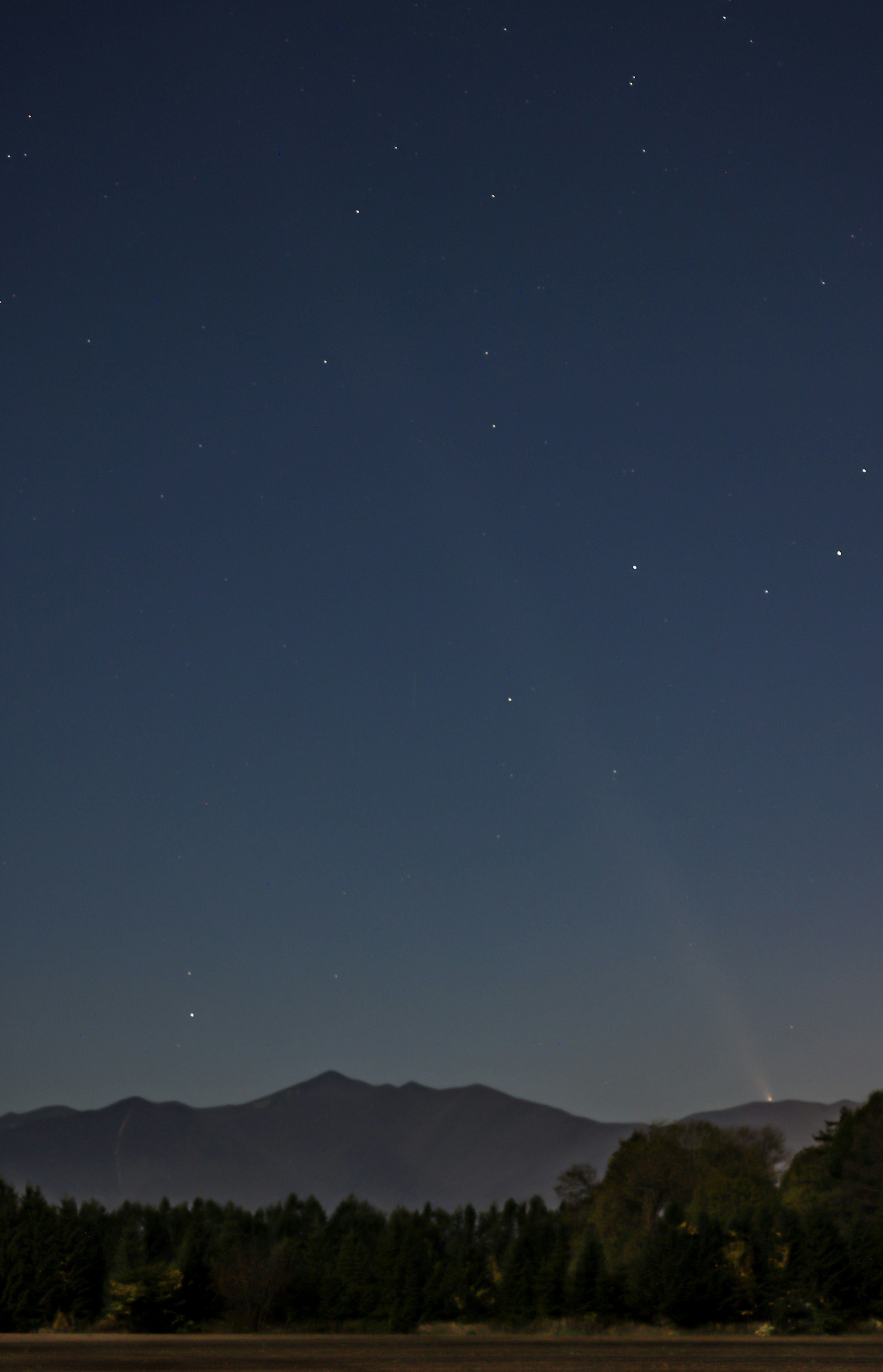 夜空に広がる星々と山のシルエット