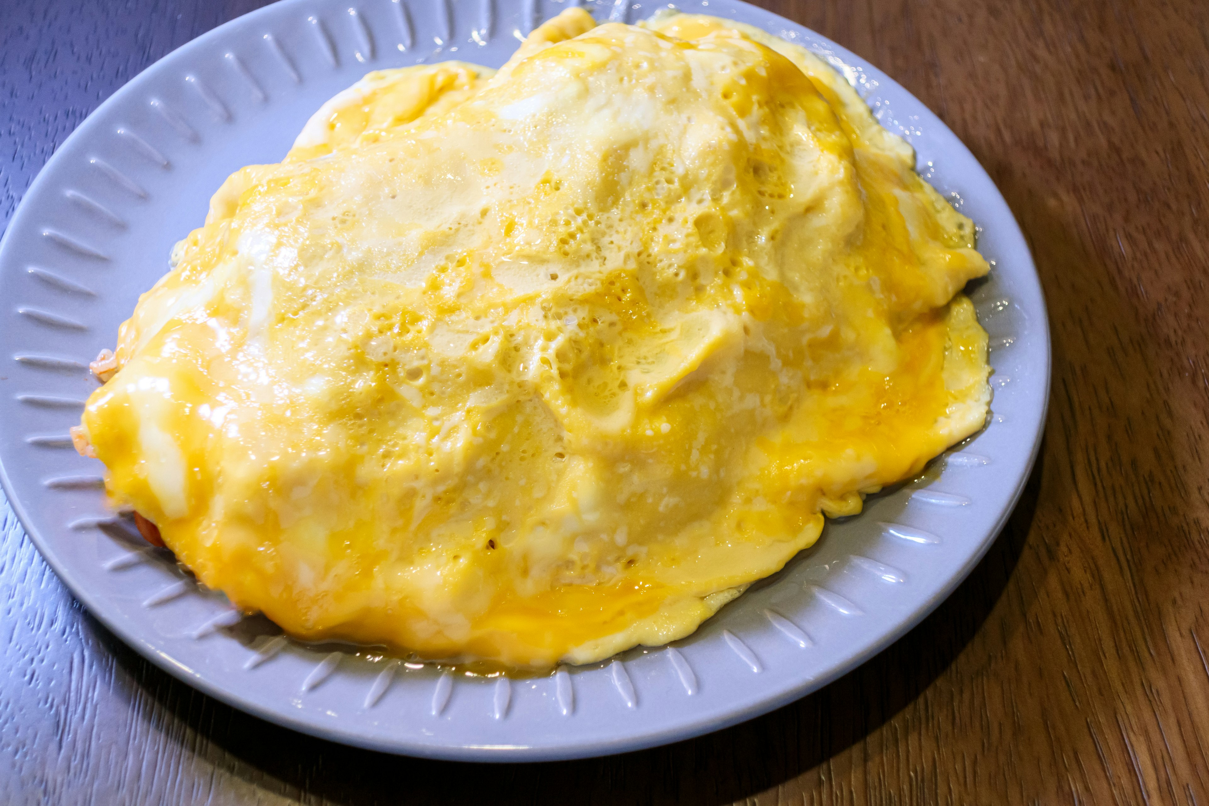 Riz omelette moelleux servi dans une assiette