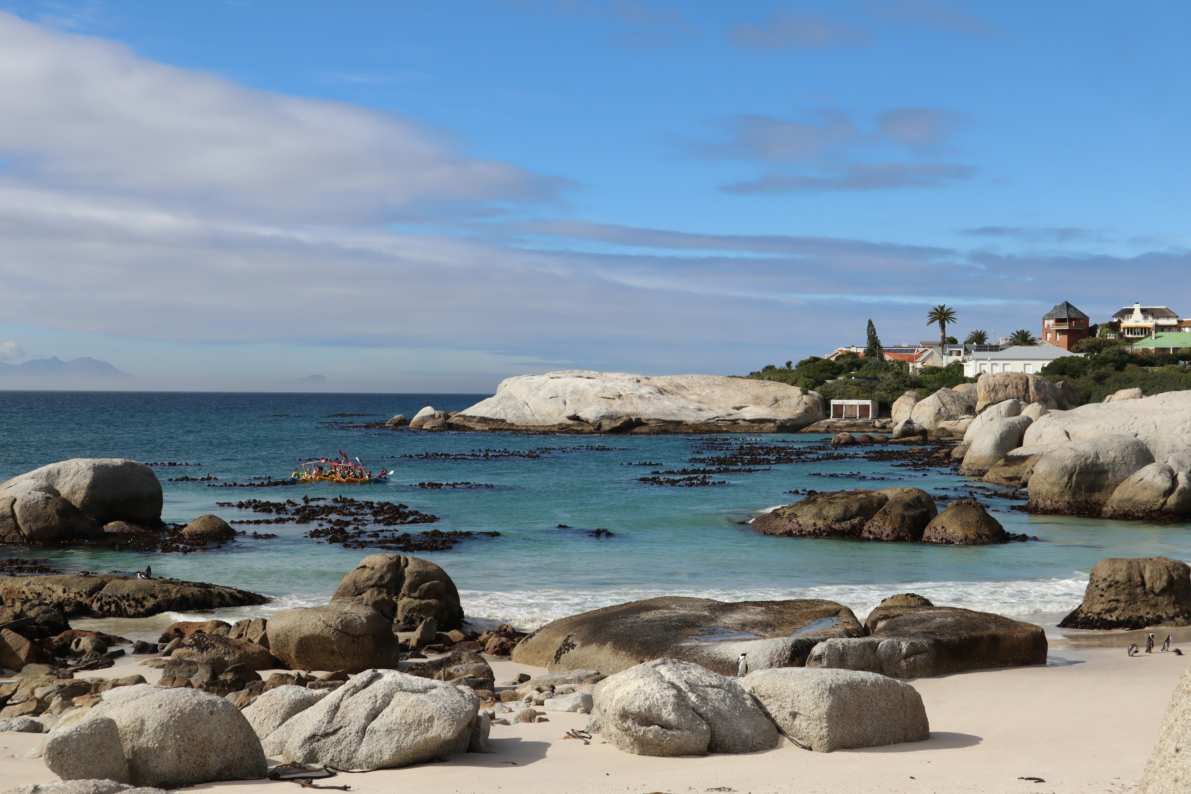 Küstenansicht mit blauem Ozean und weißem Felsenstrand