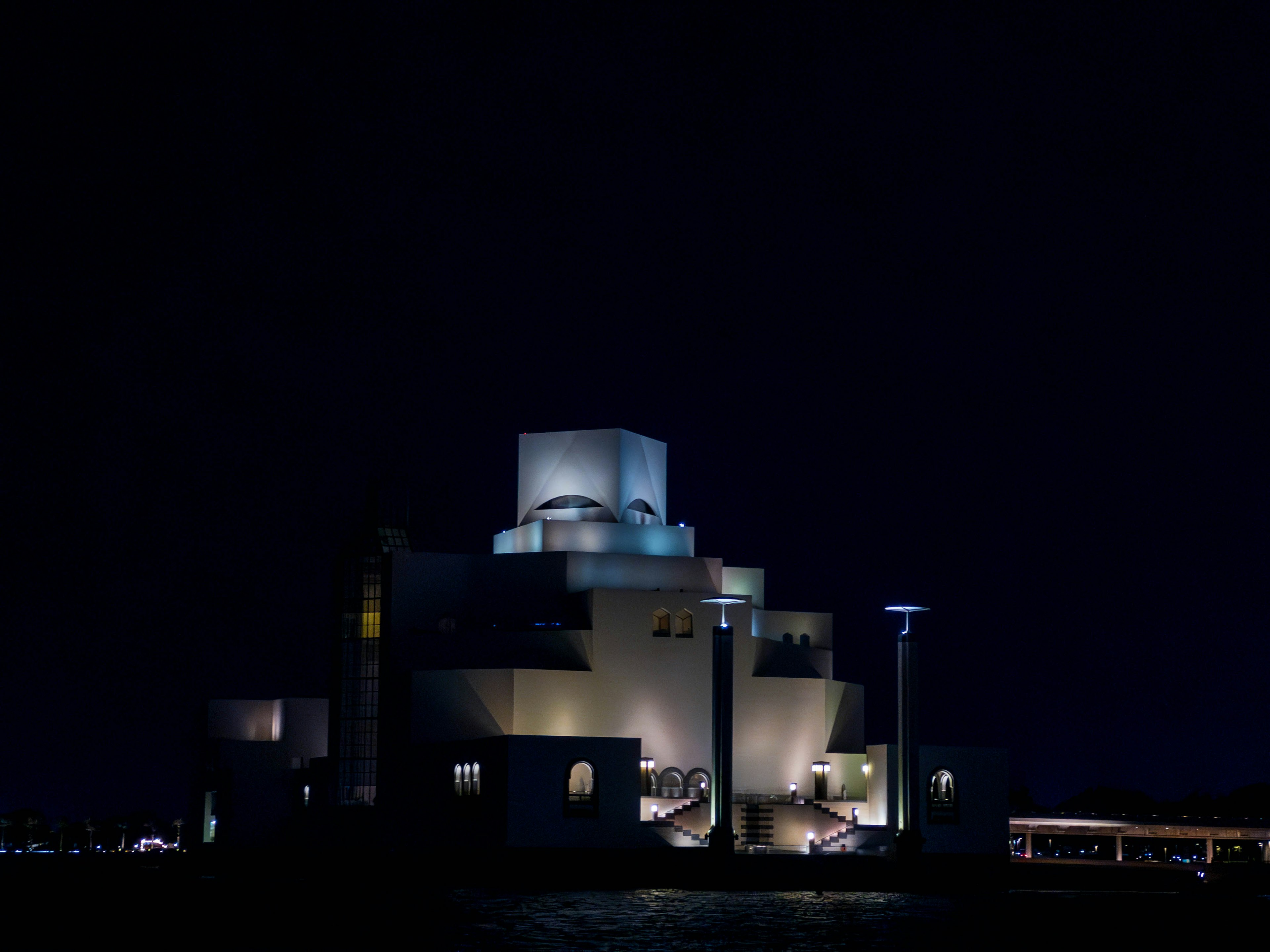 夜空に浮かぶ現代的な建築物のシルエット