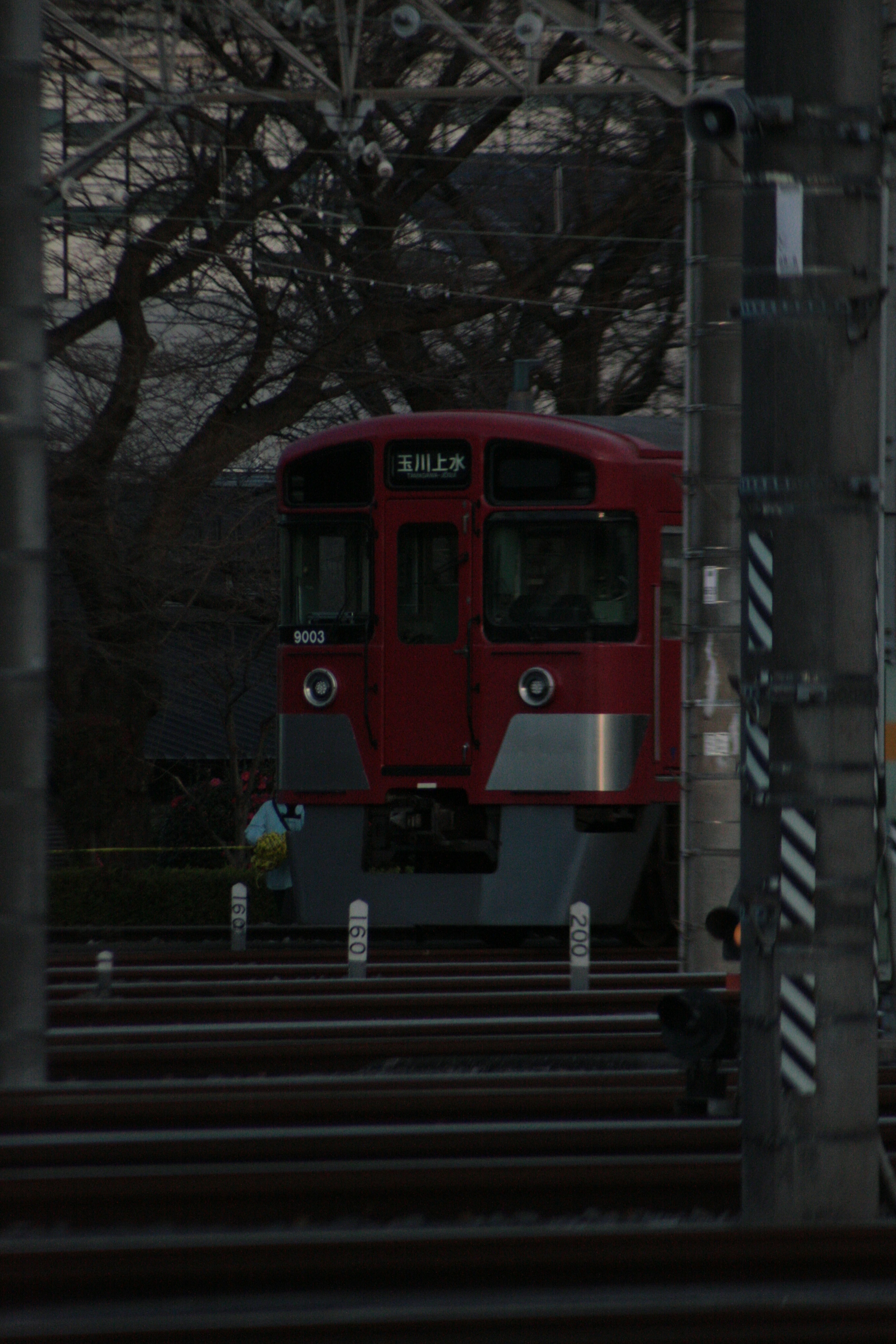 รถไฟสีแดงจอดอยู่บนรางพร้อมพื้นหลังเบลอ