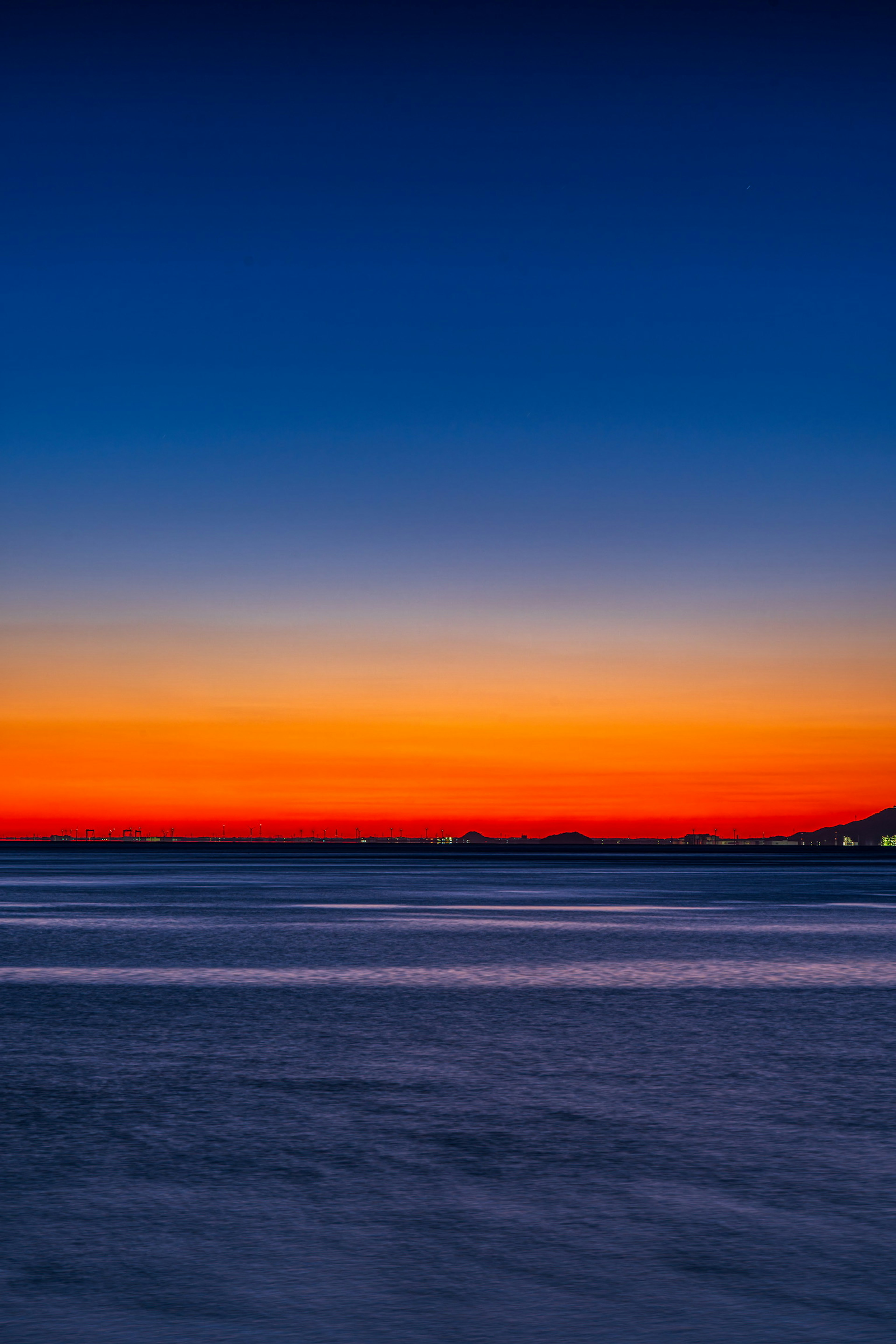 Stupendo tramonto sul mare con sfumatura dal blu all'arancione