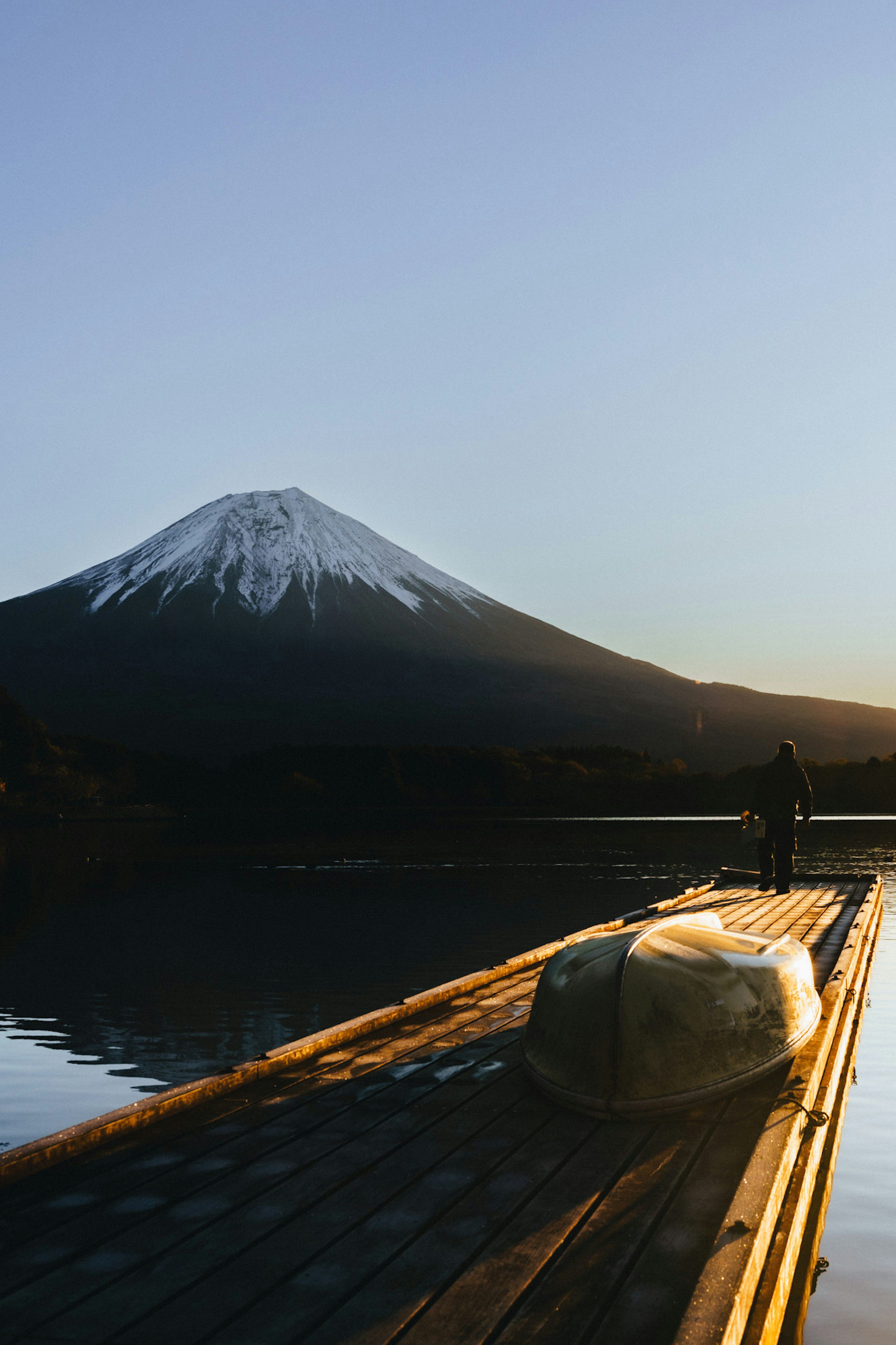 ทิวทัศน์ที่สวยงามของภูเขาฟูจิและทะเลสาบสงบในยามพระอาทิตย์ตก