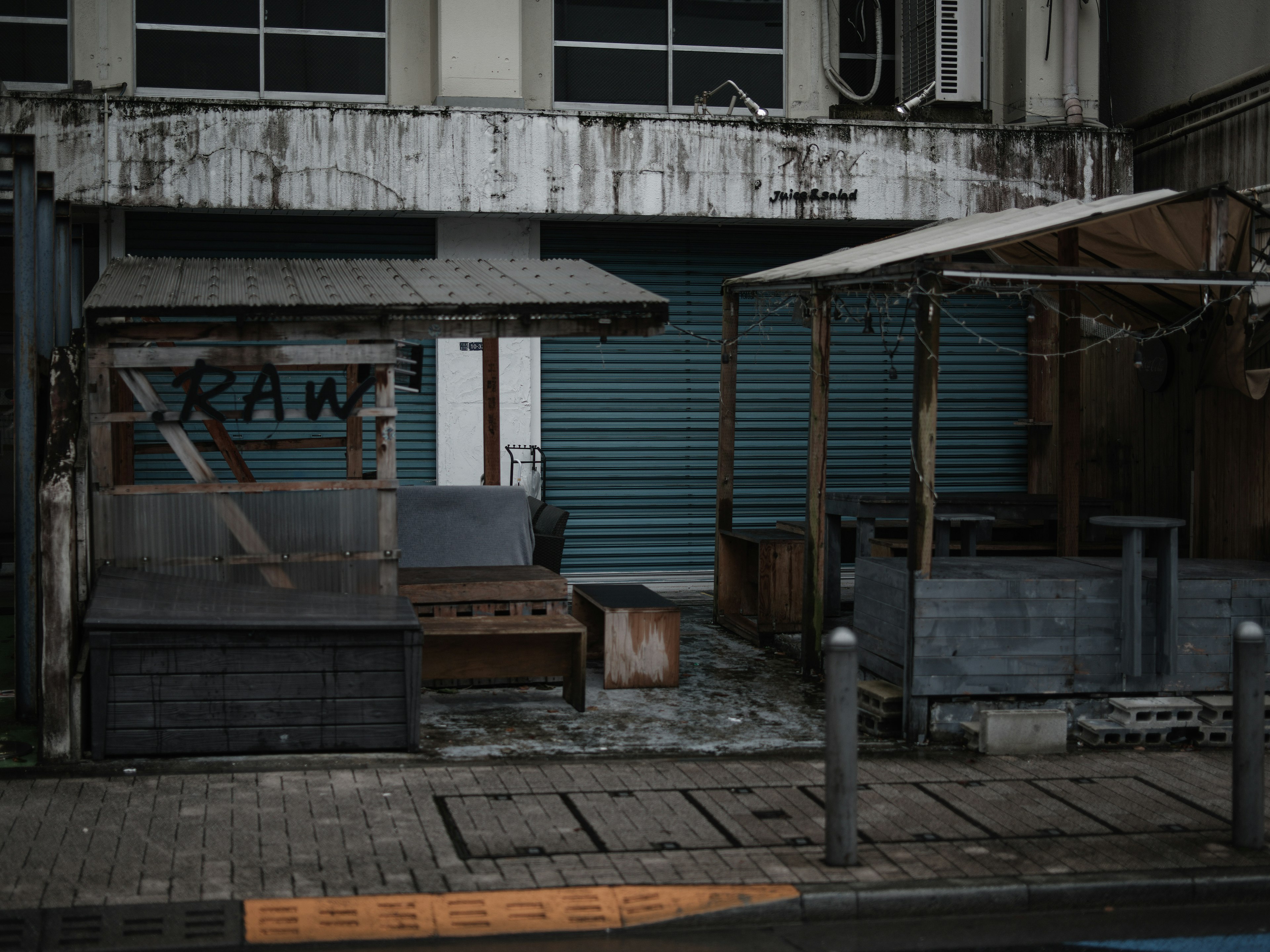 Extérieur d'un magasin abandonné avec des structures en bois et en métal usés