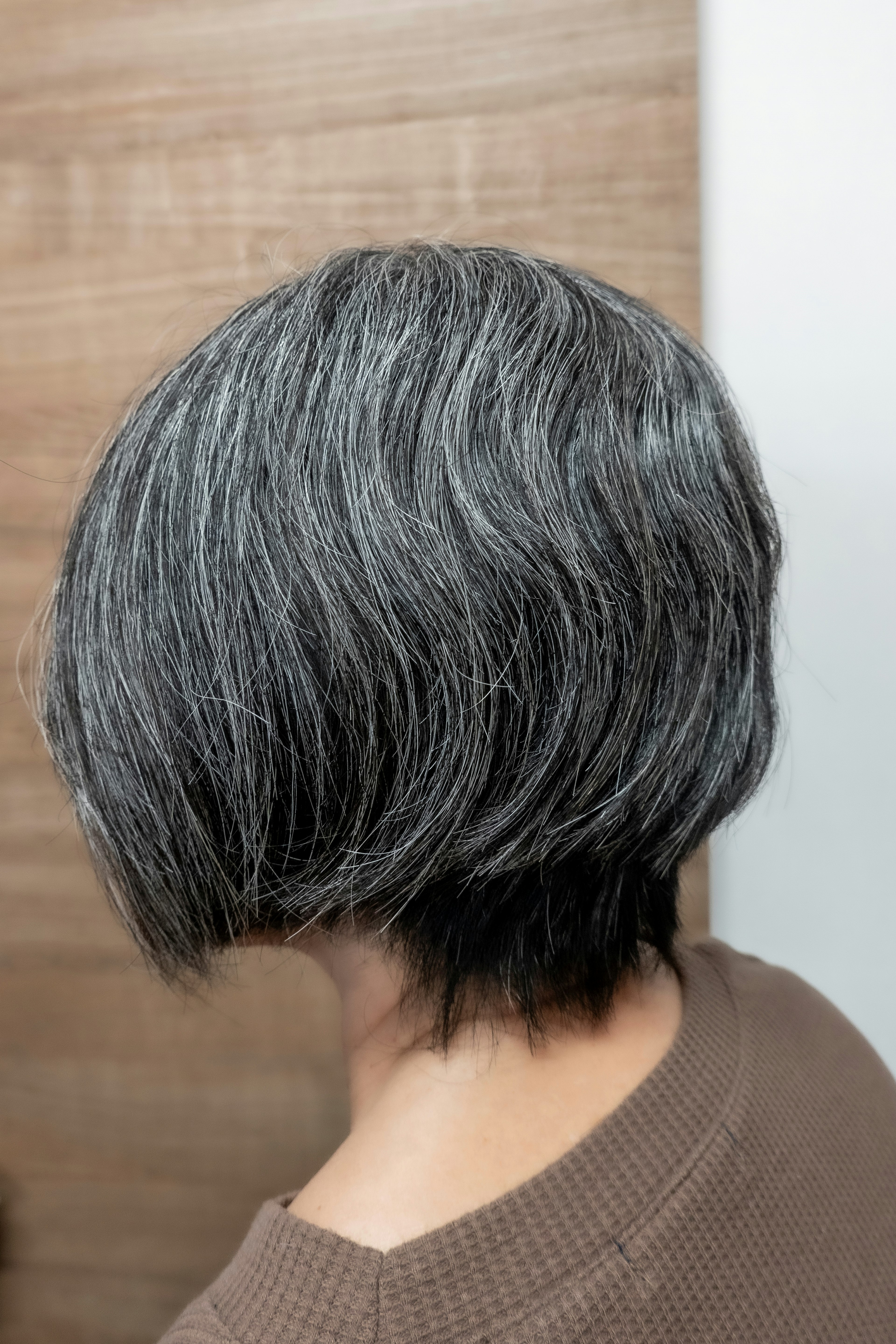 Vue de dos d'une femme avec une coiffure bob grise