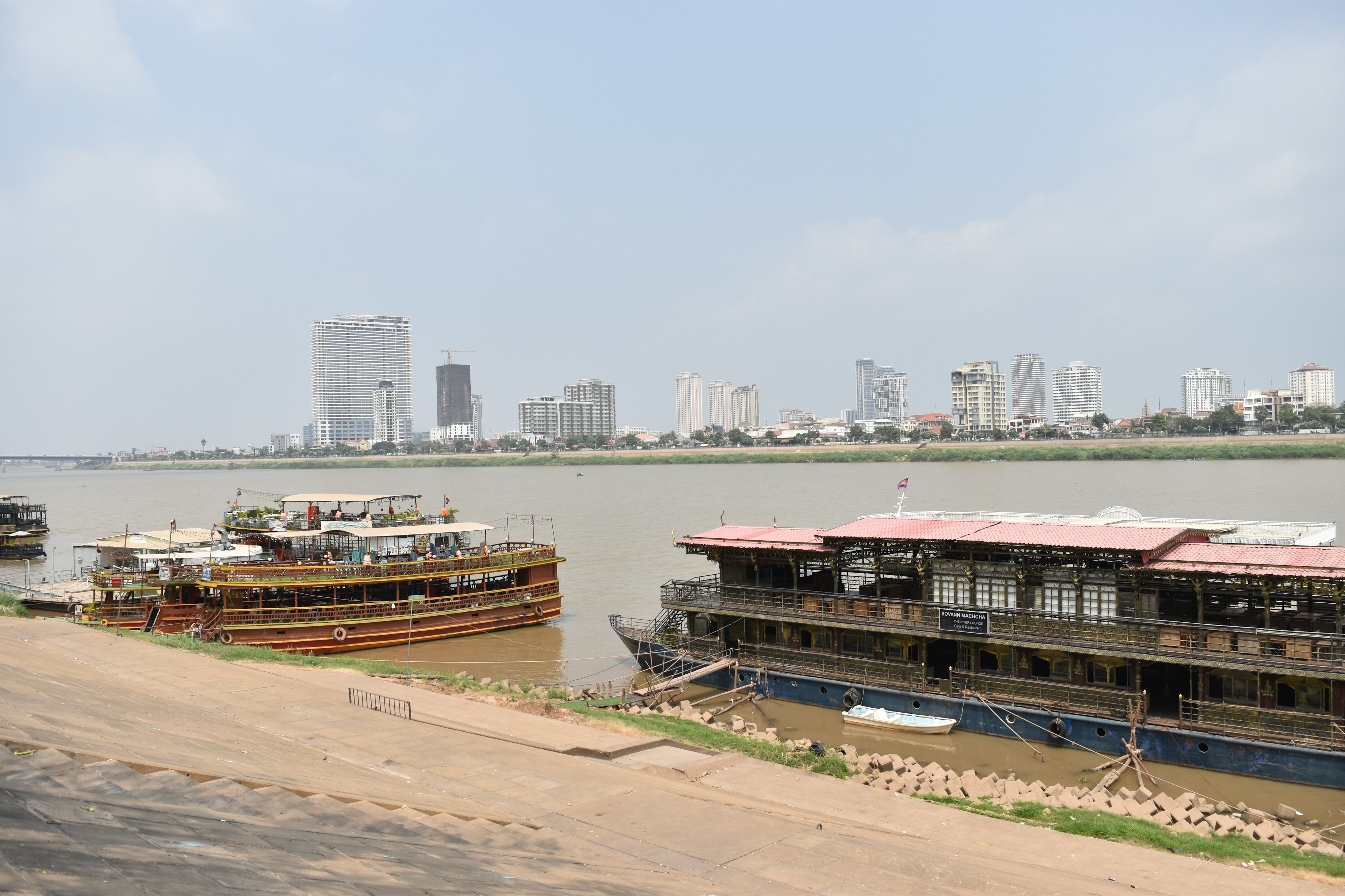 Vue de bateaux le long de la rivière avec une ligne d'horizon de la ville