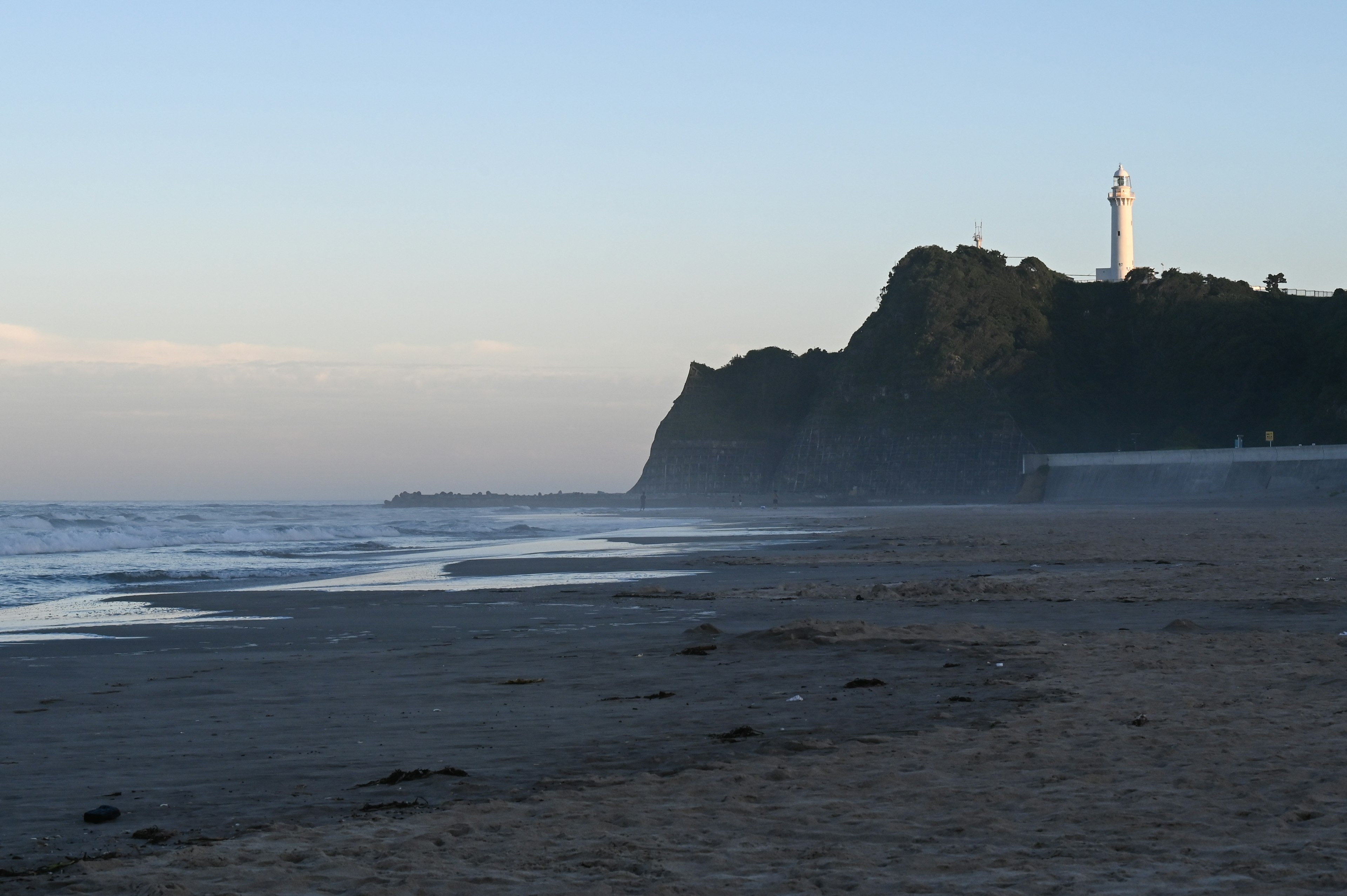 海岸線と灯台が見える風景