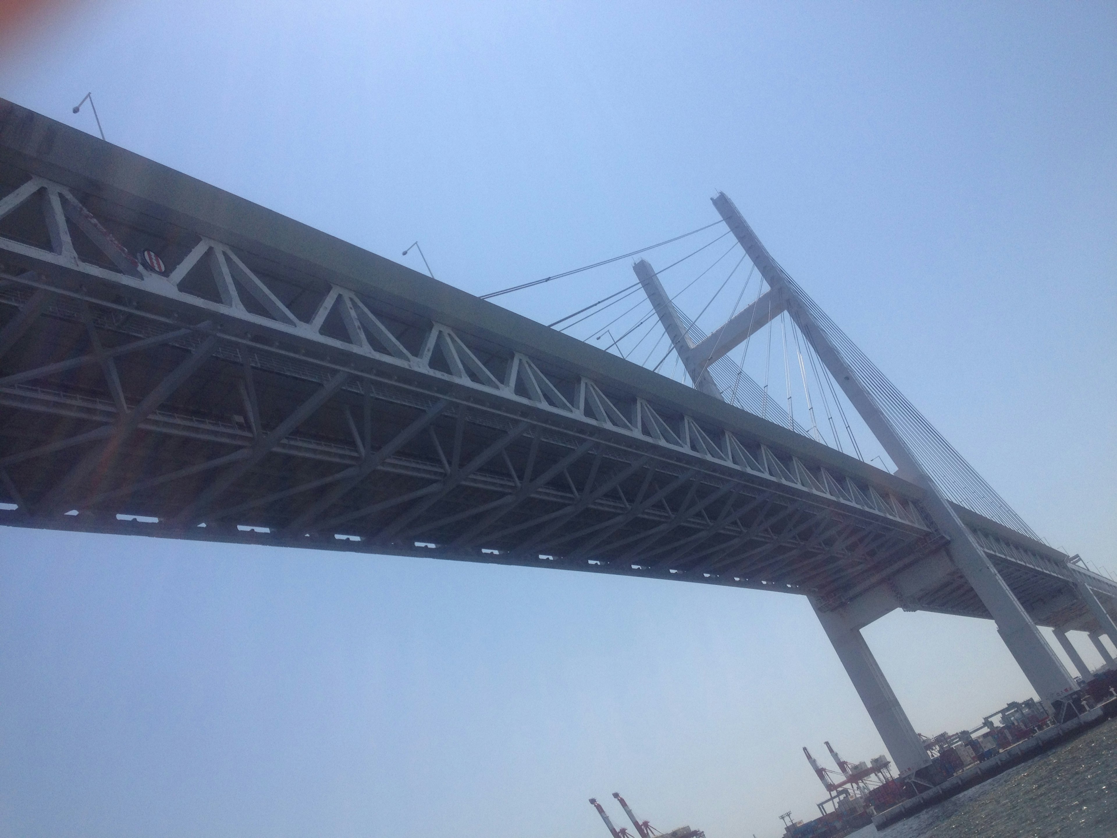 Foto der Yokohama-Bucht-Brücke, die ihre strukturellen Merkmale unter einem klaren blauen Himmel zeigt und ihre Größe und ihr Design betont