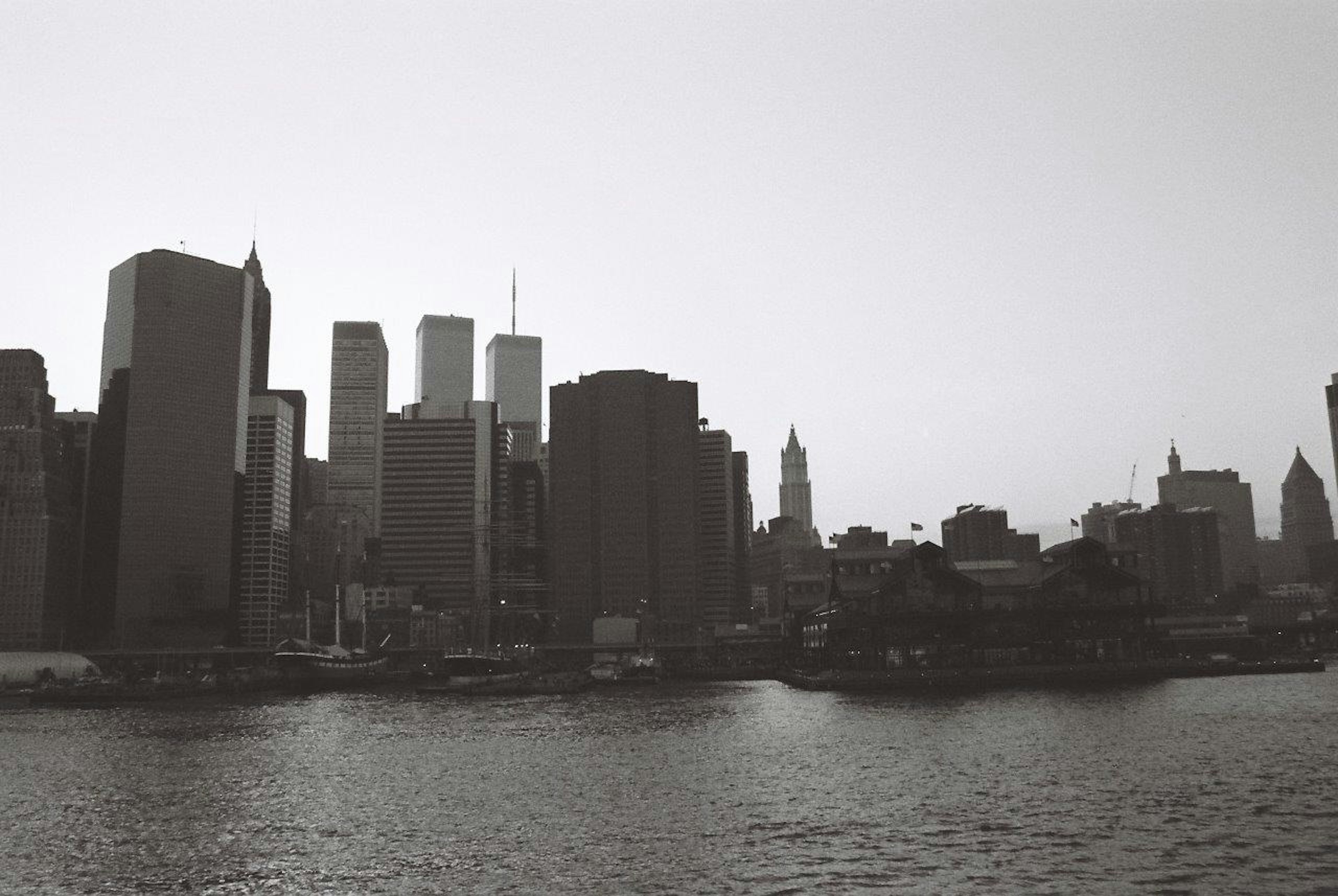 Skyline di città in bianco e nero con riflesso sull'acqua