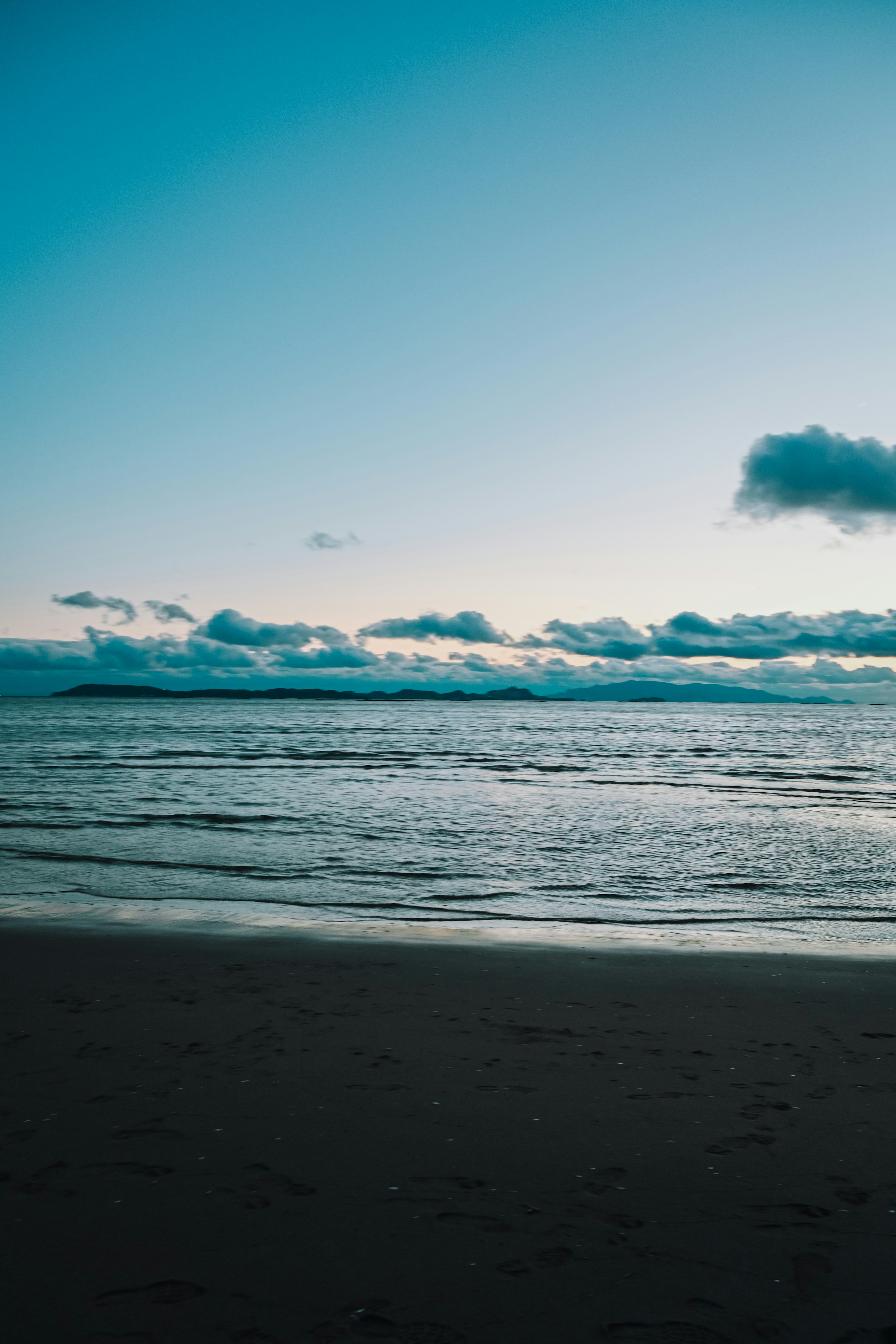 Ruhige Meereslandschaft mit calmem Ozean und blauem Himmel mit sanften Wolken