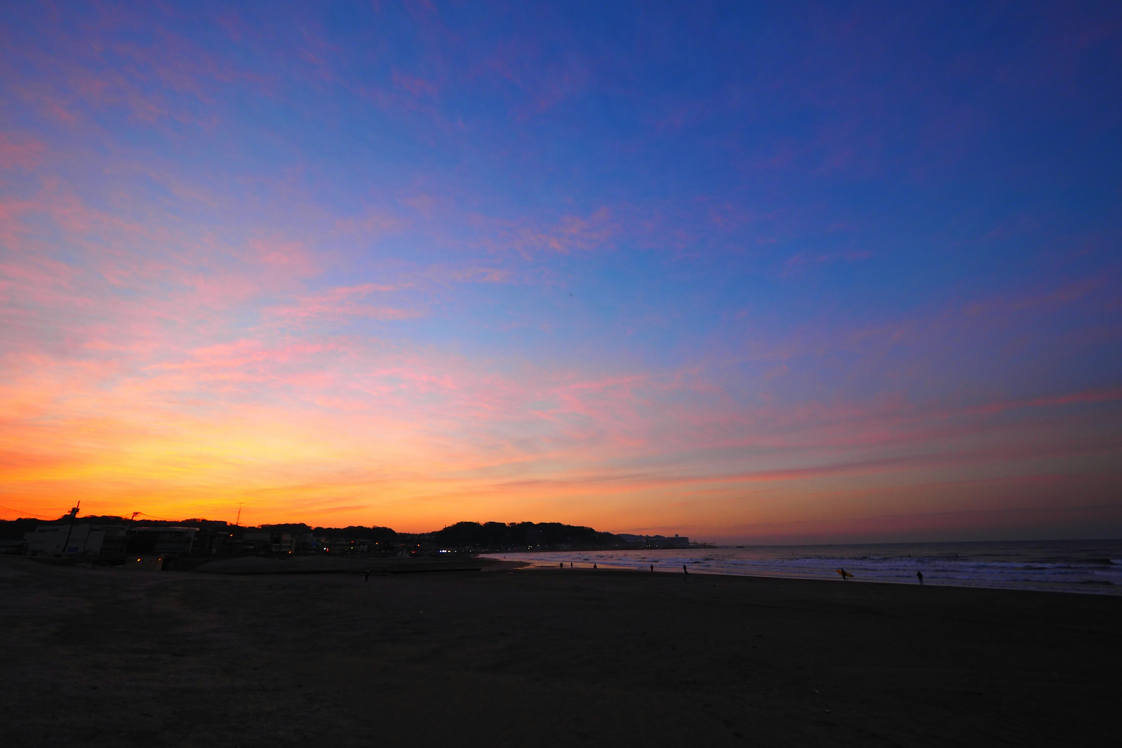 Ciel coloré au coucher du soleil sur l'océan