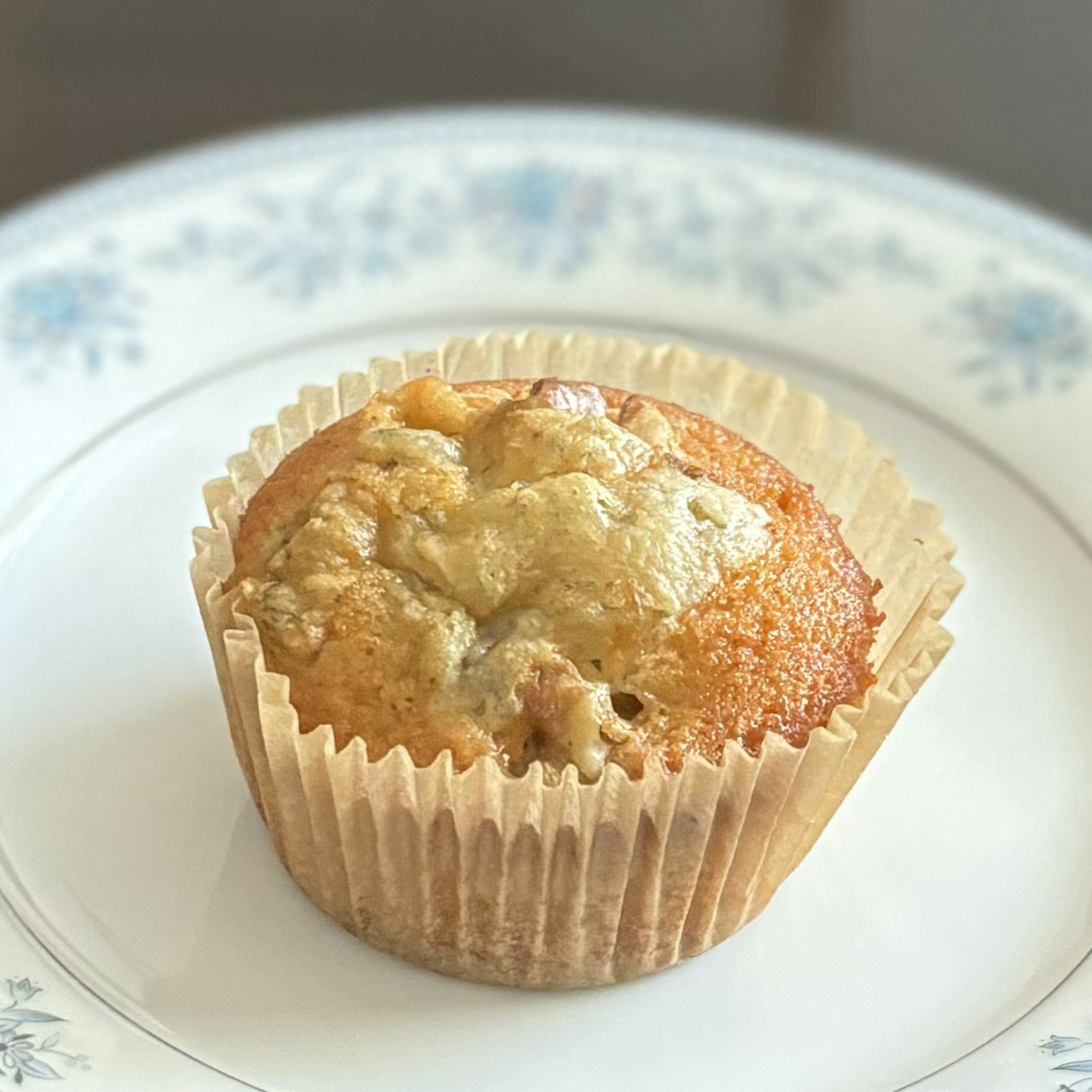 Frisch gebackener Muffin auf einem weißen Teller