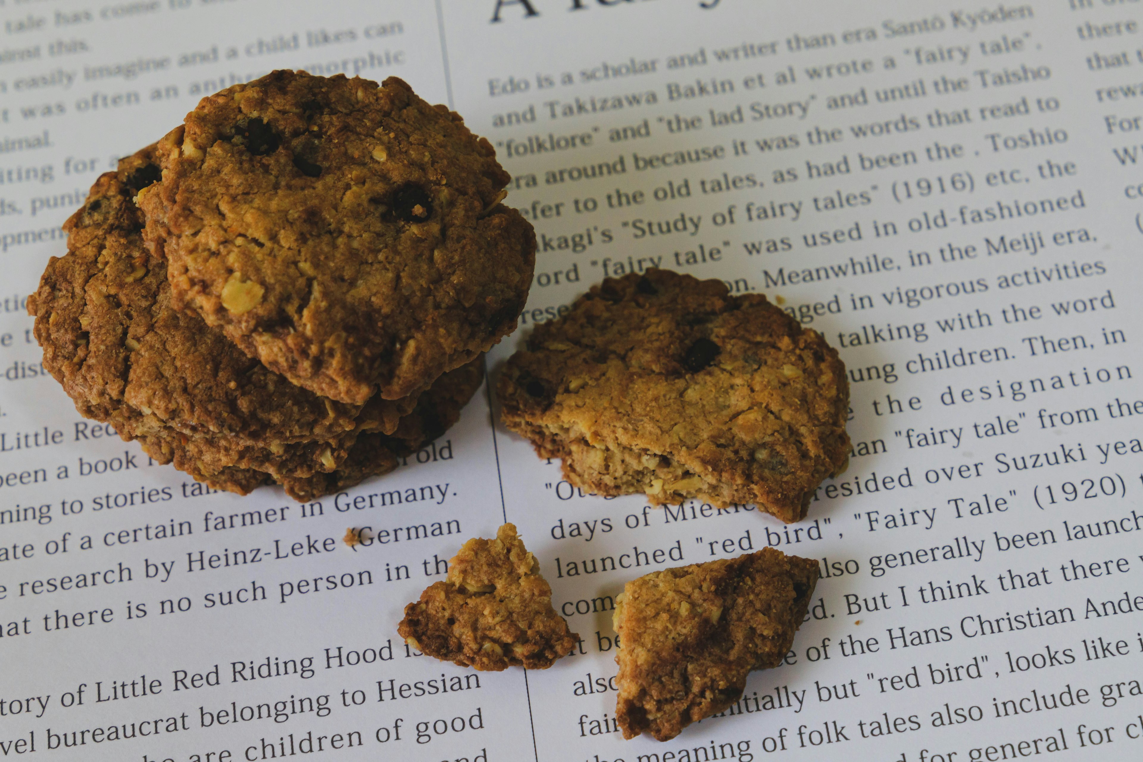 Des biscuits posés sur un journal avec du texte