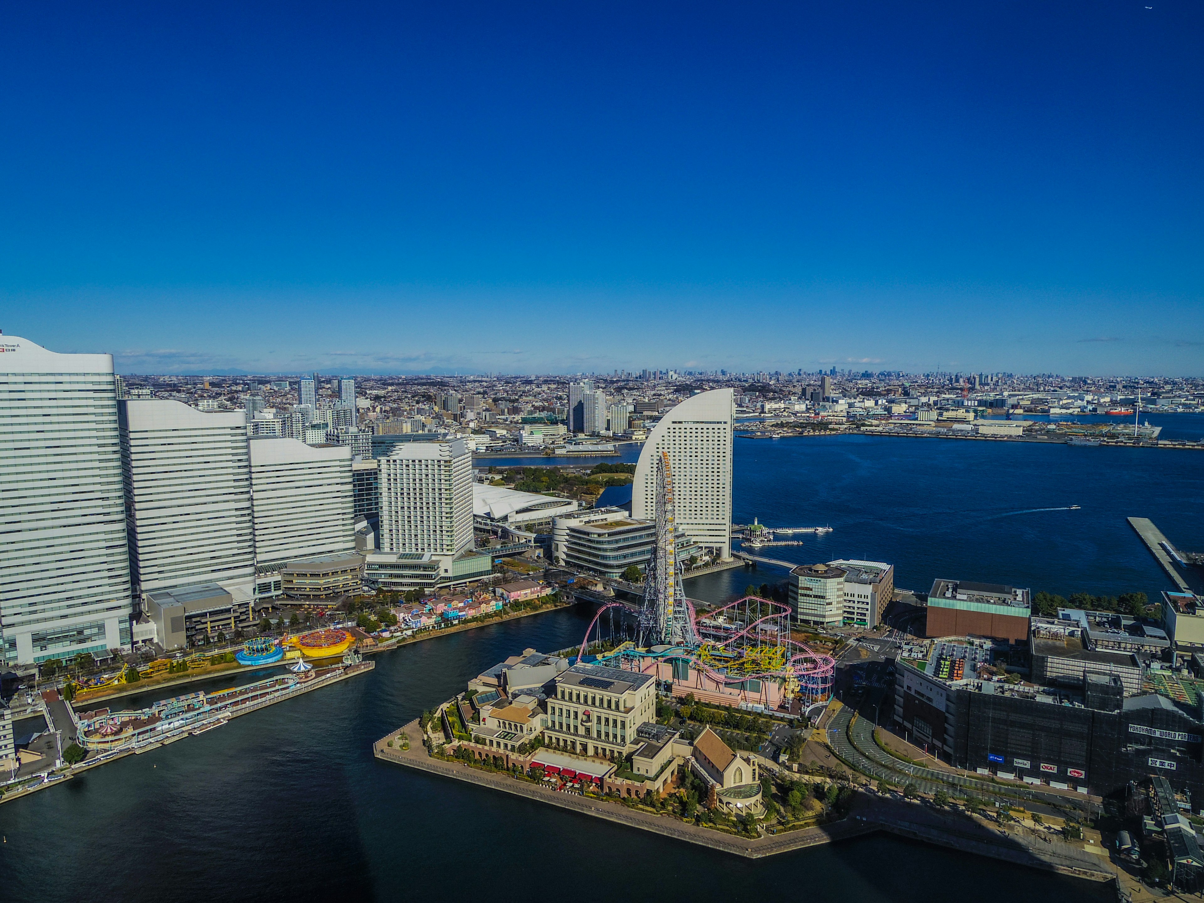 Pemandangan kota Yokohama dengan langit biru dan pemandangan tepi laut