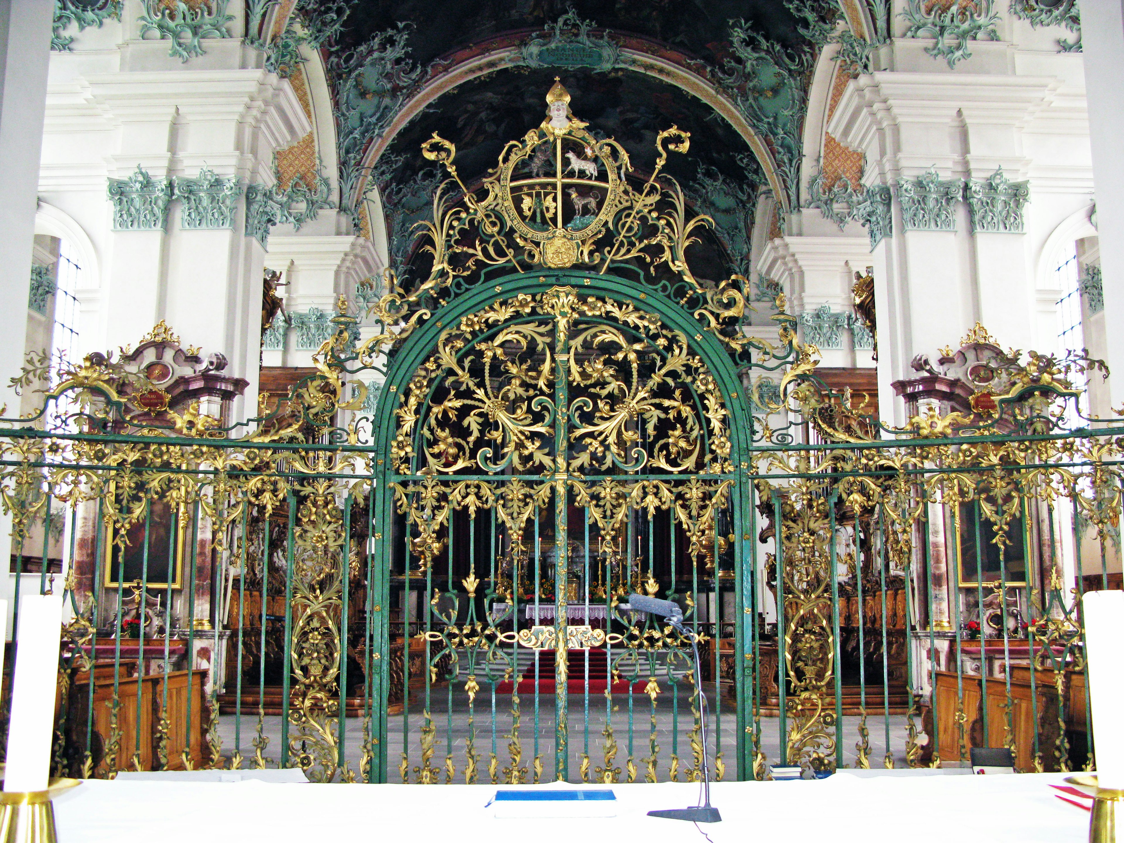 Vista interior de una iglesia con una puerta dorada ornamentada