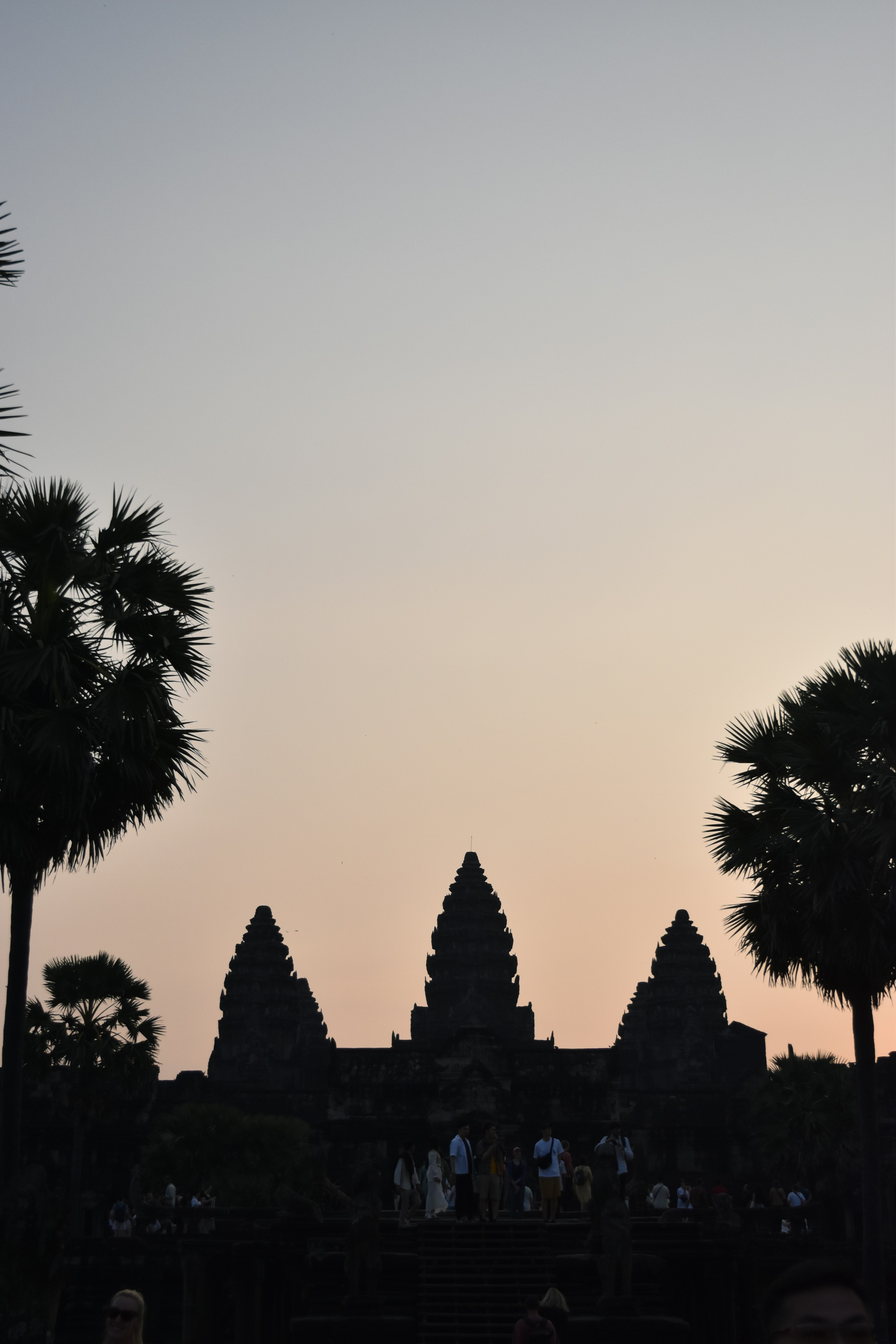 Siluet Angkor Wat dengan langit senja