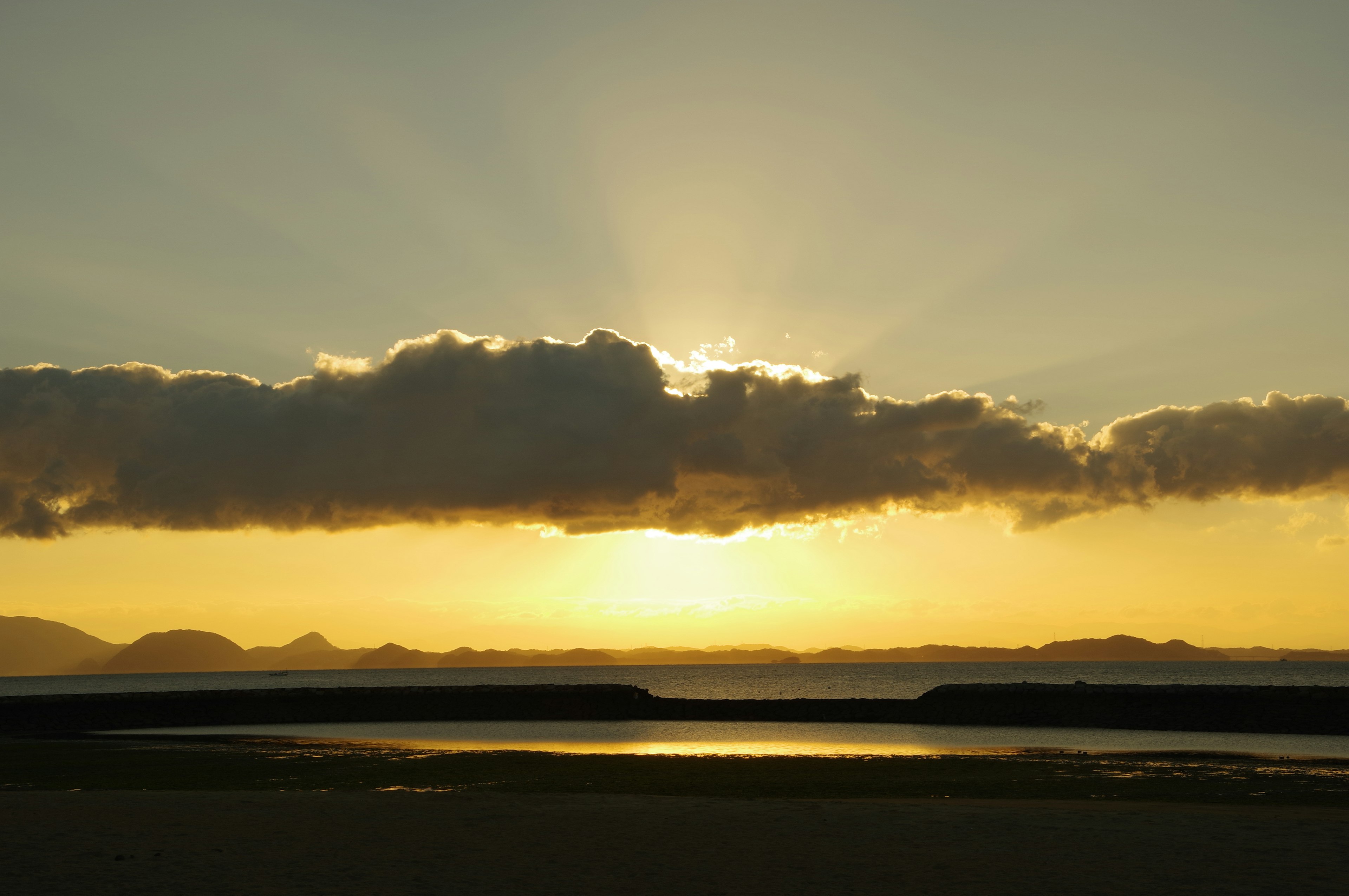 Bellissimo paesaggio con raggi di sole al tramonto che filtrano tra le nuvole