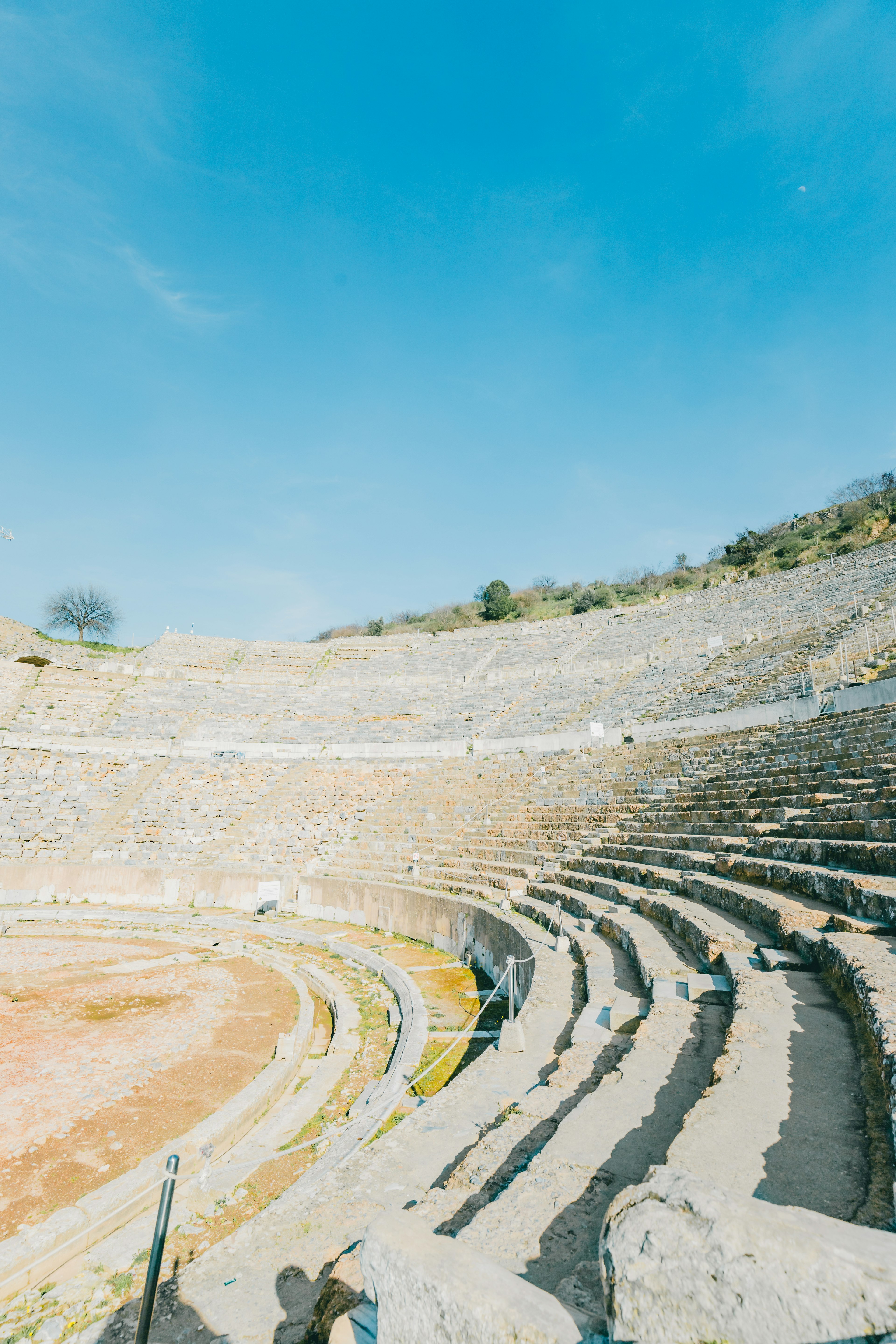 Sitze eines antiken Amphitheaters unter einem blauen Himmel