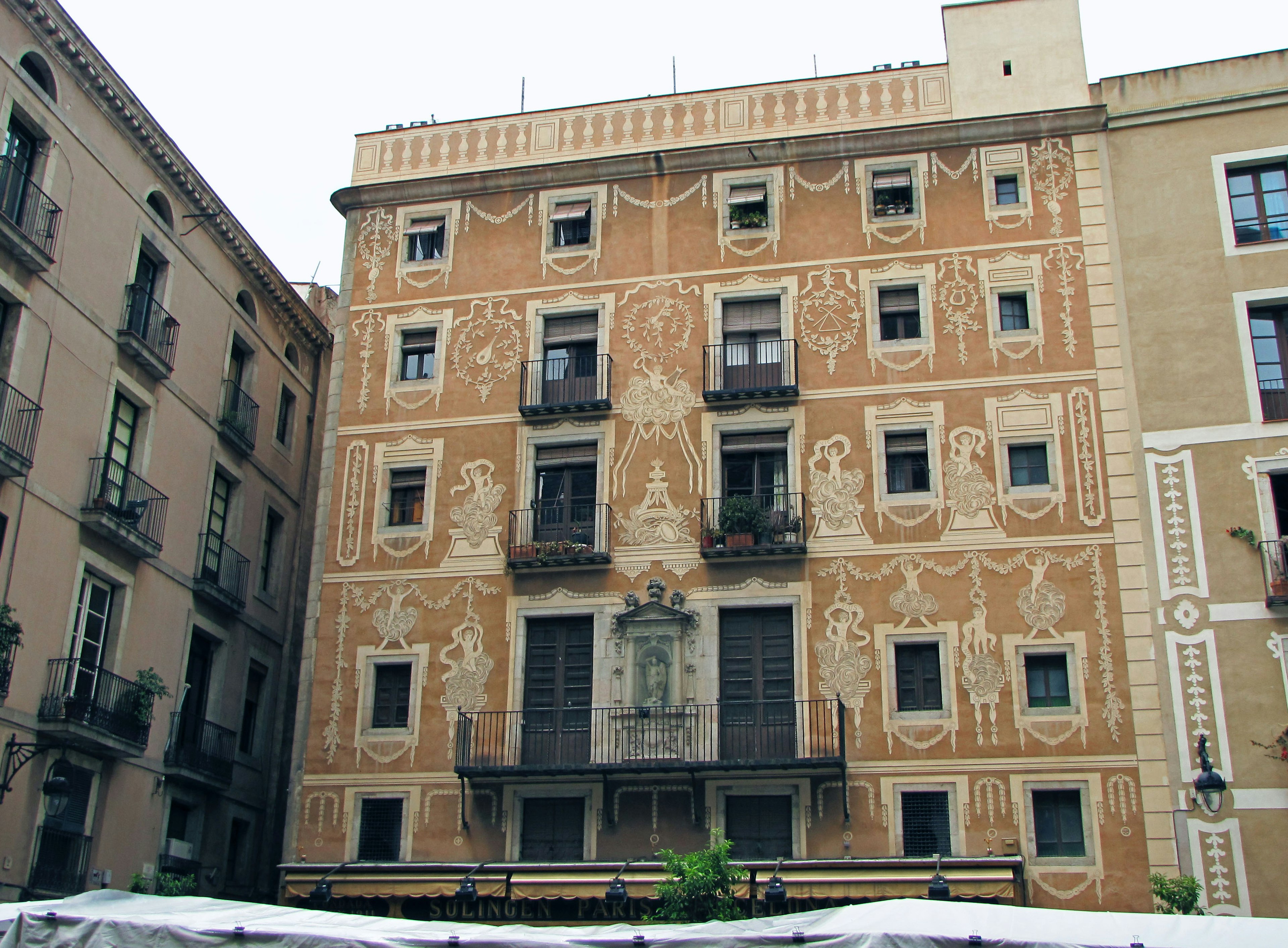 Historisches Gebäude in Barcelona mit dekorativer Wandkunst